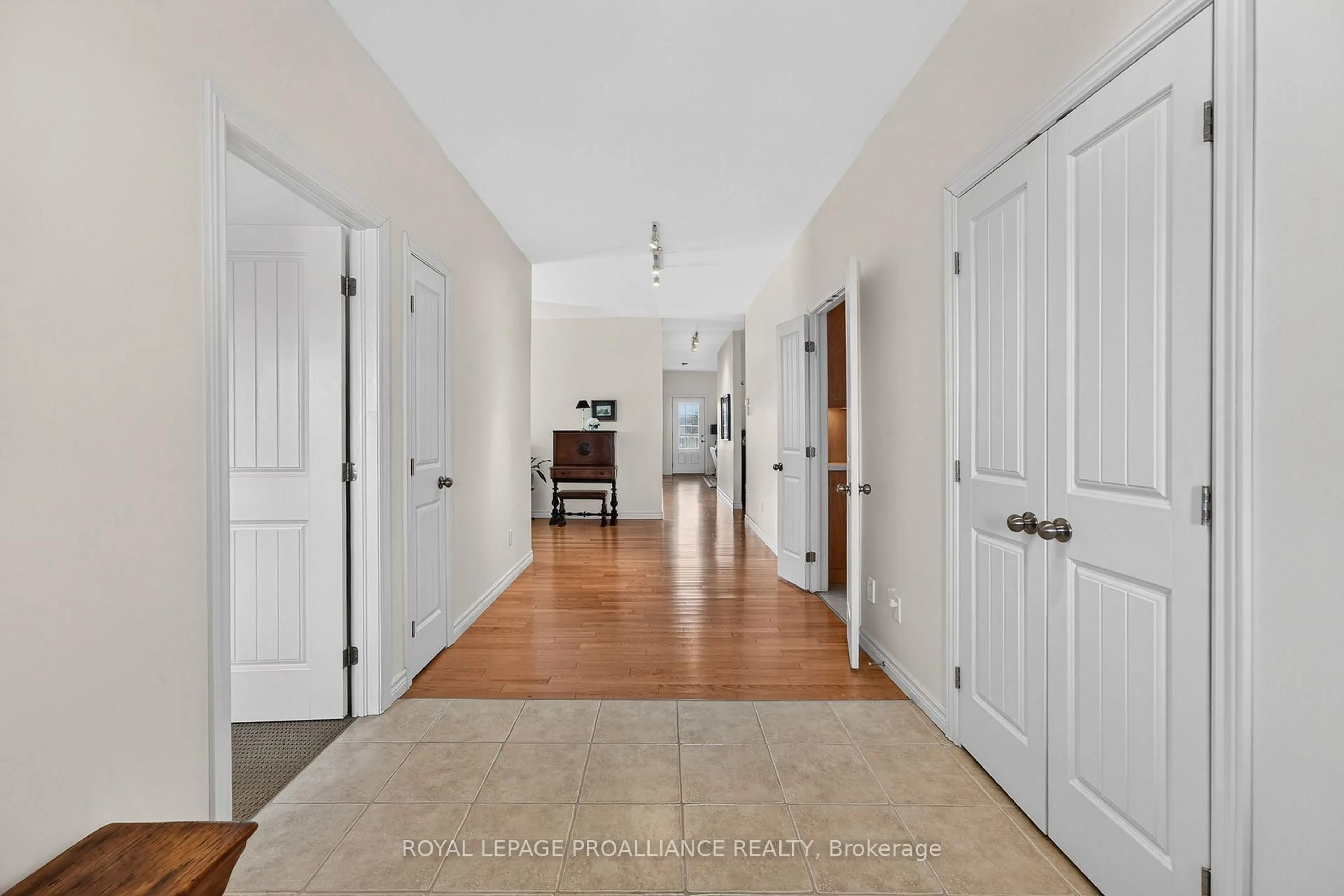 Indoor entryway for 45 Maplehurst Cres, Prince Edward County Ontario K0K 3L0