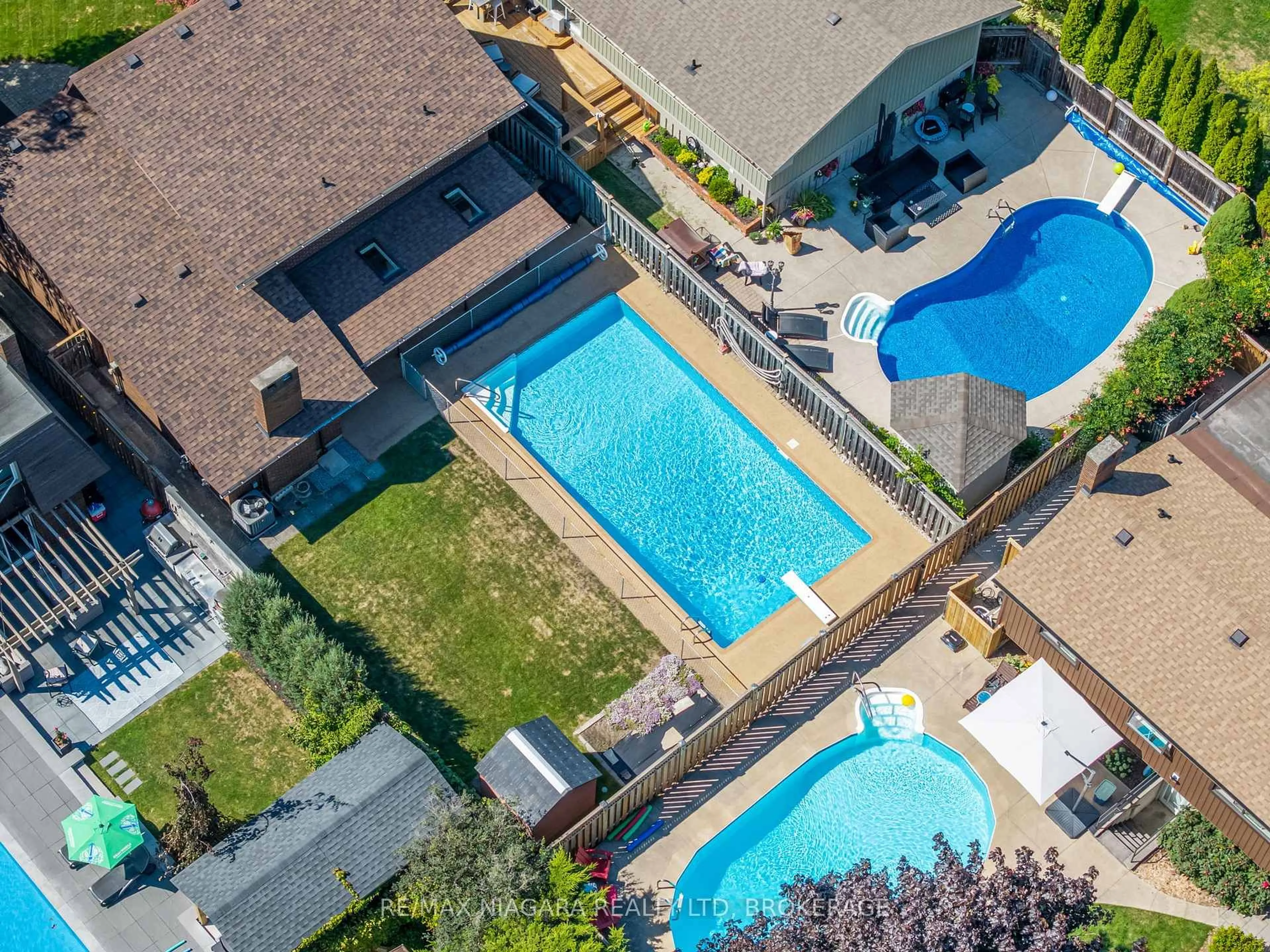 A pic from outside/outdoor area/front of a property/back of a property/a pic from drone, unknown for 17 The Cedars, St. Catharines Ontario L2M 6M7