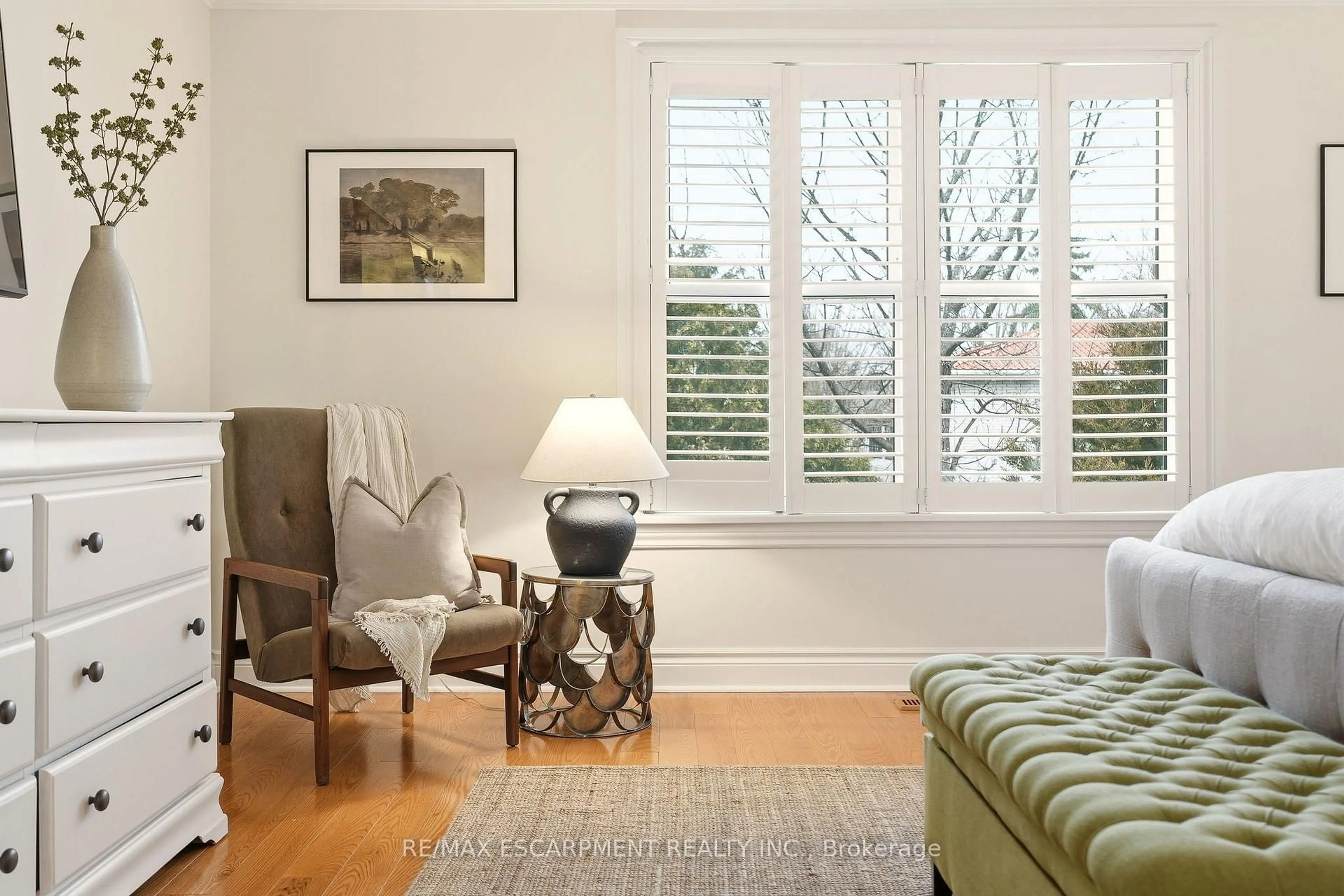 Living room with furniture, unknown for 43 Maple Dr, Hamilton Ontario L8G 3C4