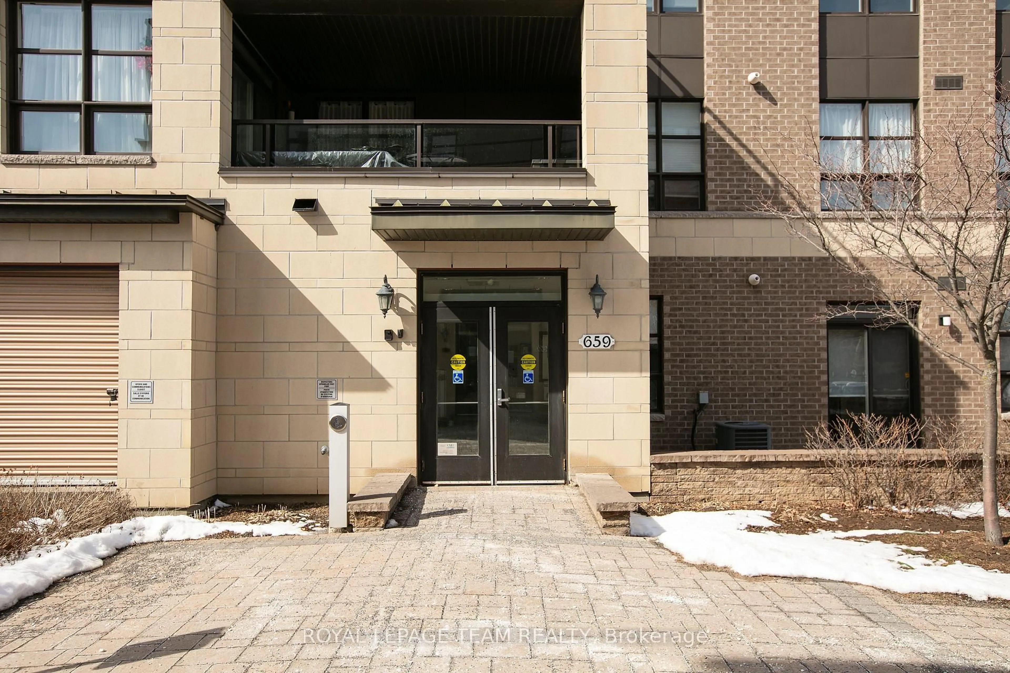 Indoor foyer for 659 Sue Holloway Dr #401, Ottawa Ontario K2J 5W4