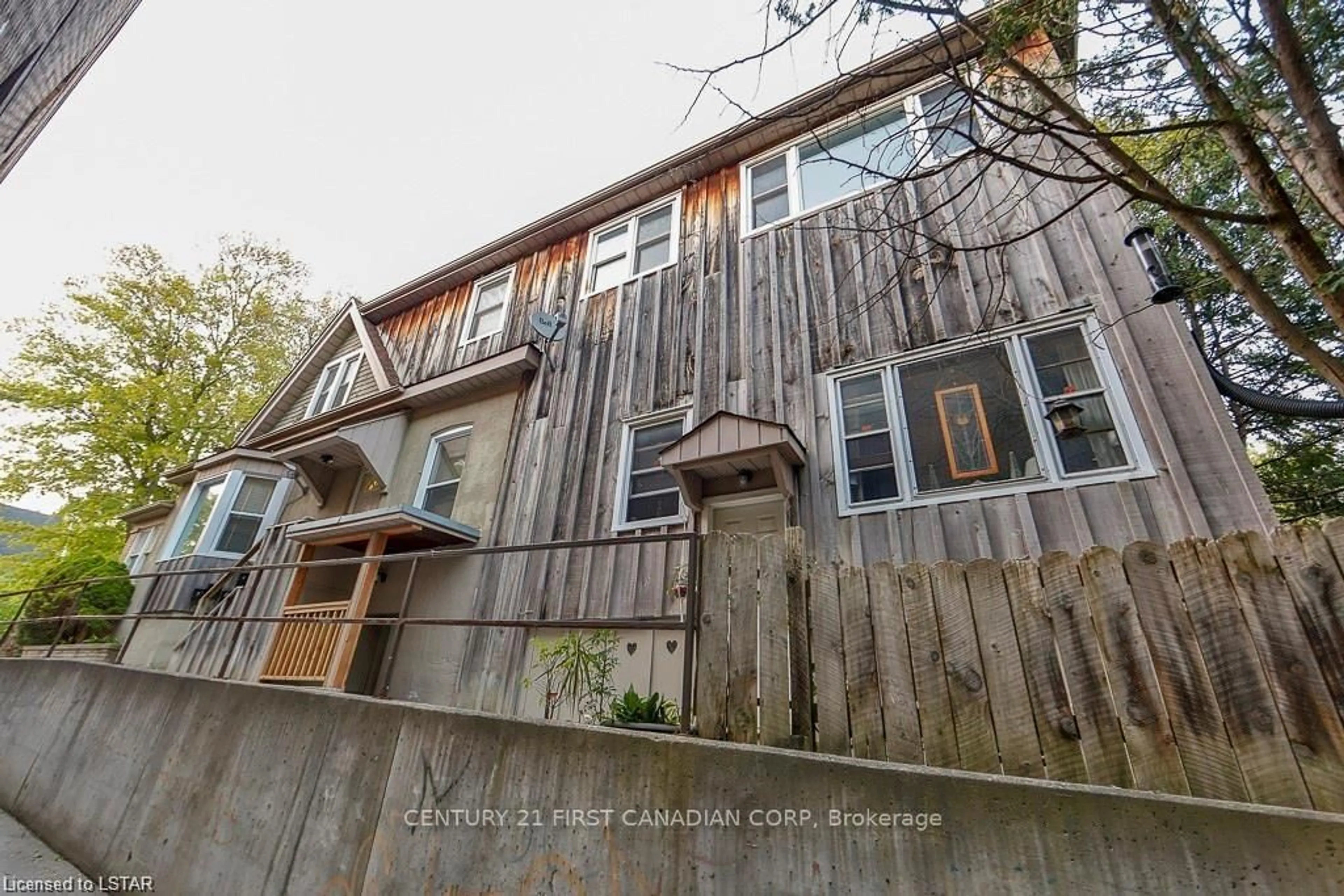 A pic from outside/outdoor area/front of a property/back of a property/a pic from drone, building for 279 Hill St, London East Ontario N6B 1E1