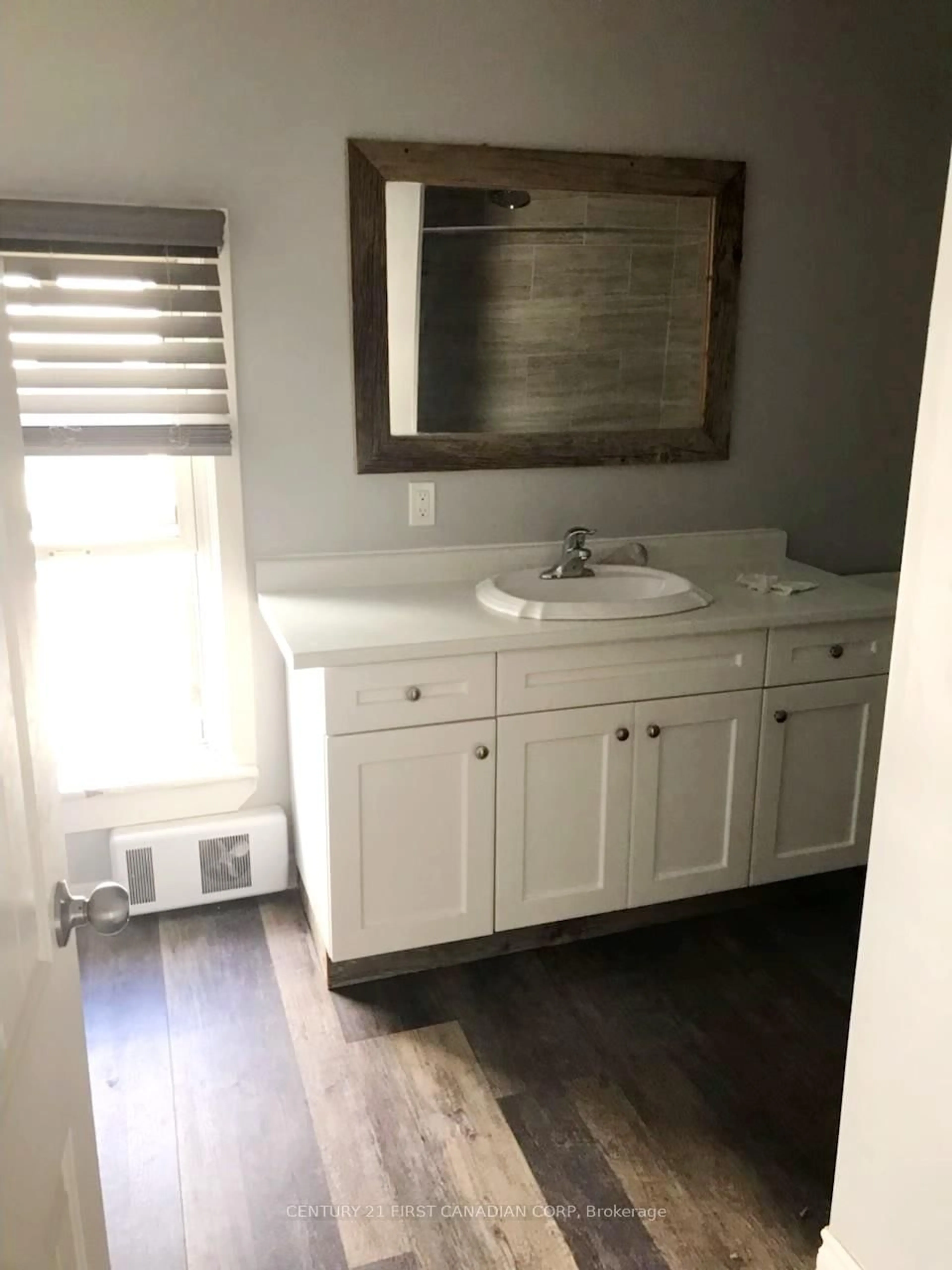 A pic of a room for 279 Hill St, London East Ontario N6B 1E1