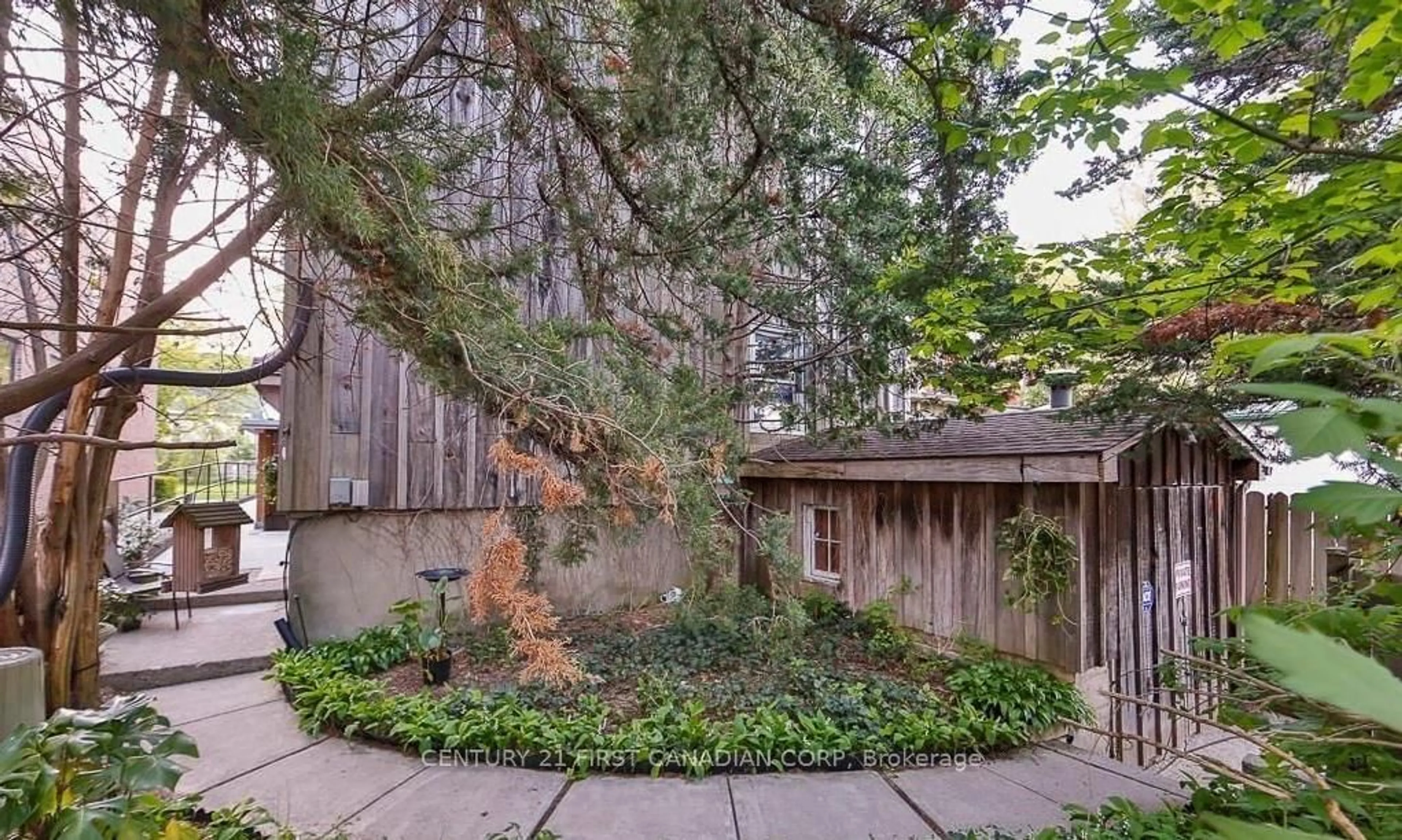 Patio, street for 279 Hill St, London East Ontario N6B 1E1