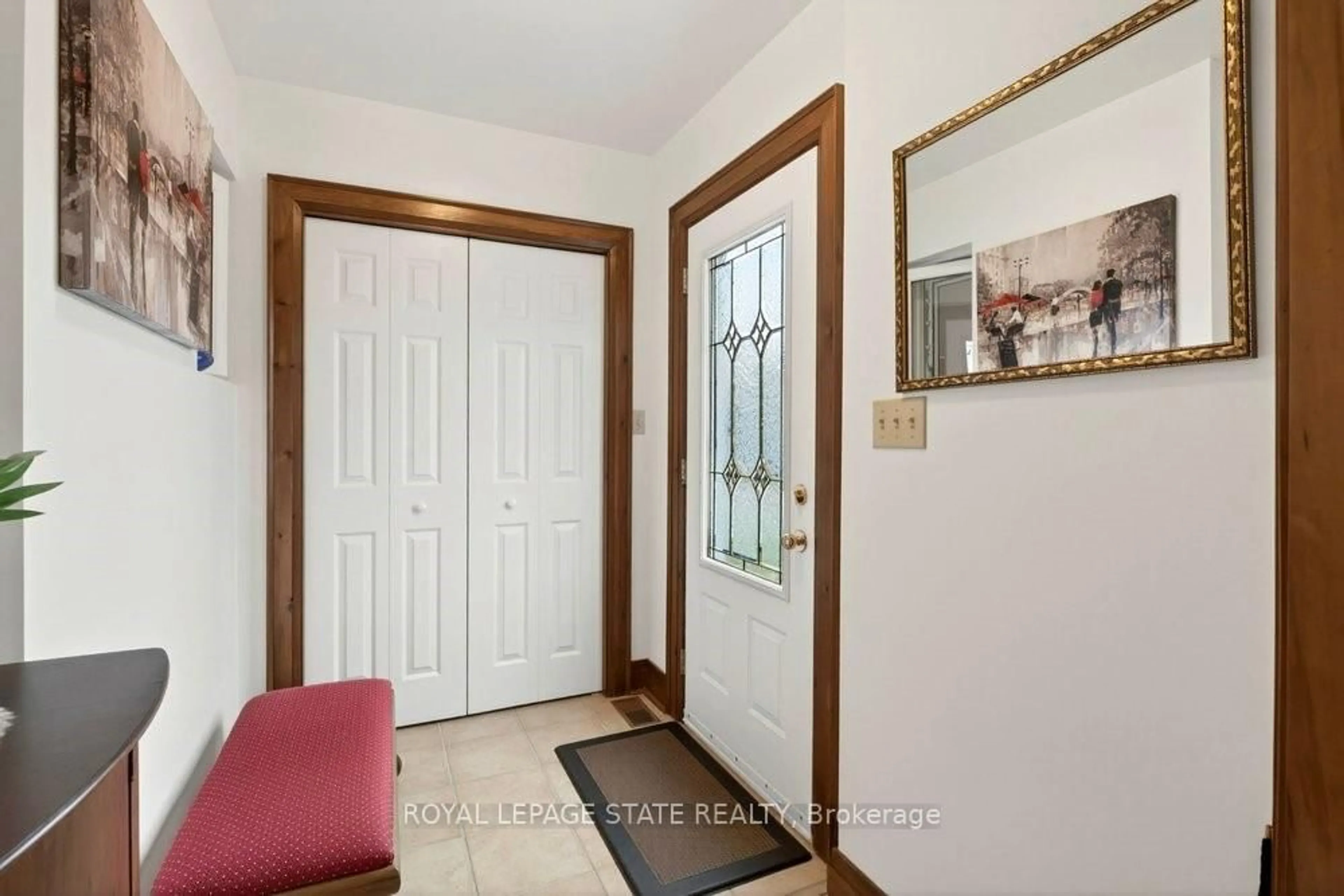 Indoor entryway for 40 Roanoke Rd, Hamilton Ontario L8S 3P7
