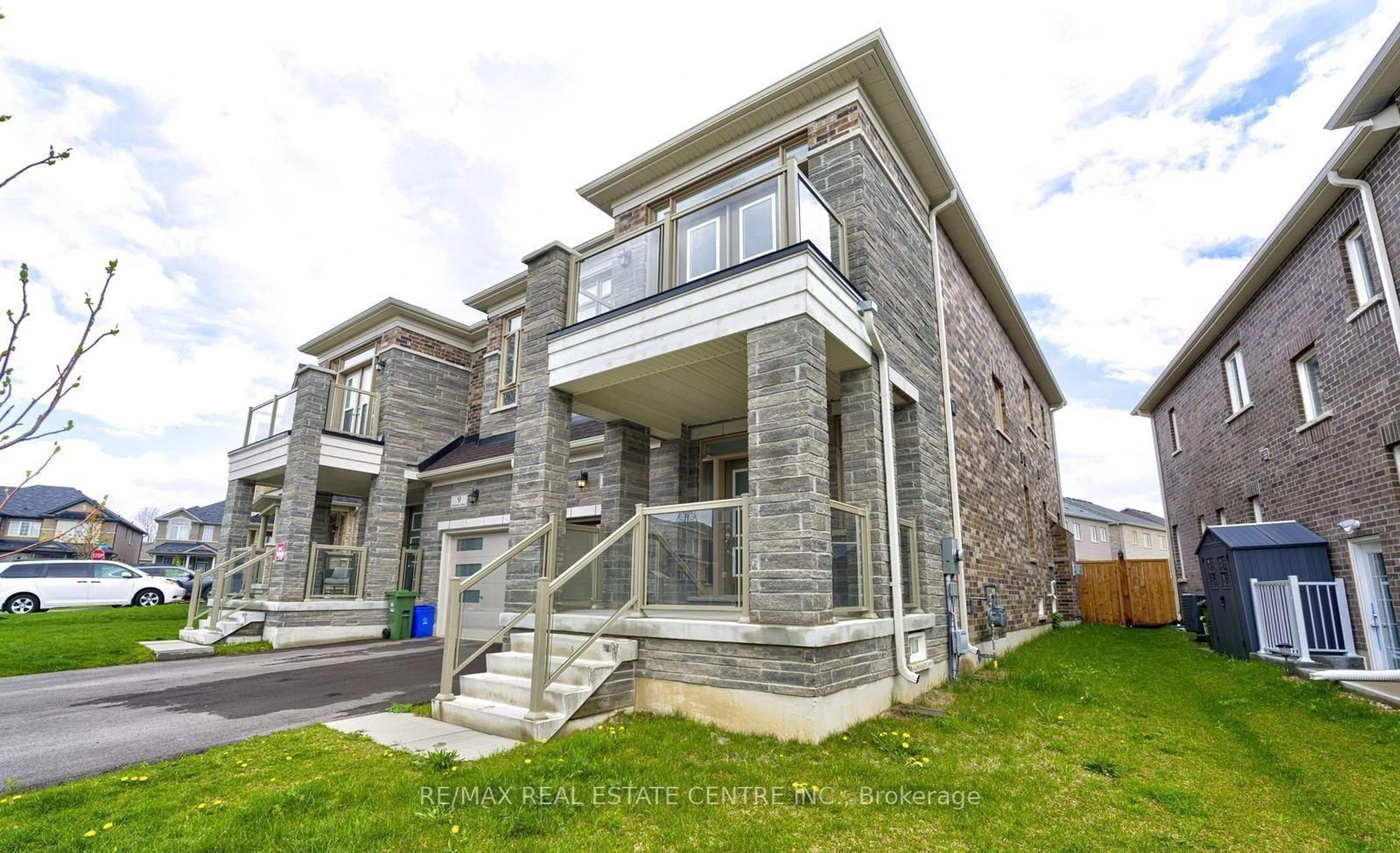 Home with brick exterior material, building for 11 Trailbank Gdns, Hamilton Ontario L8B 1Z3