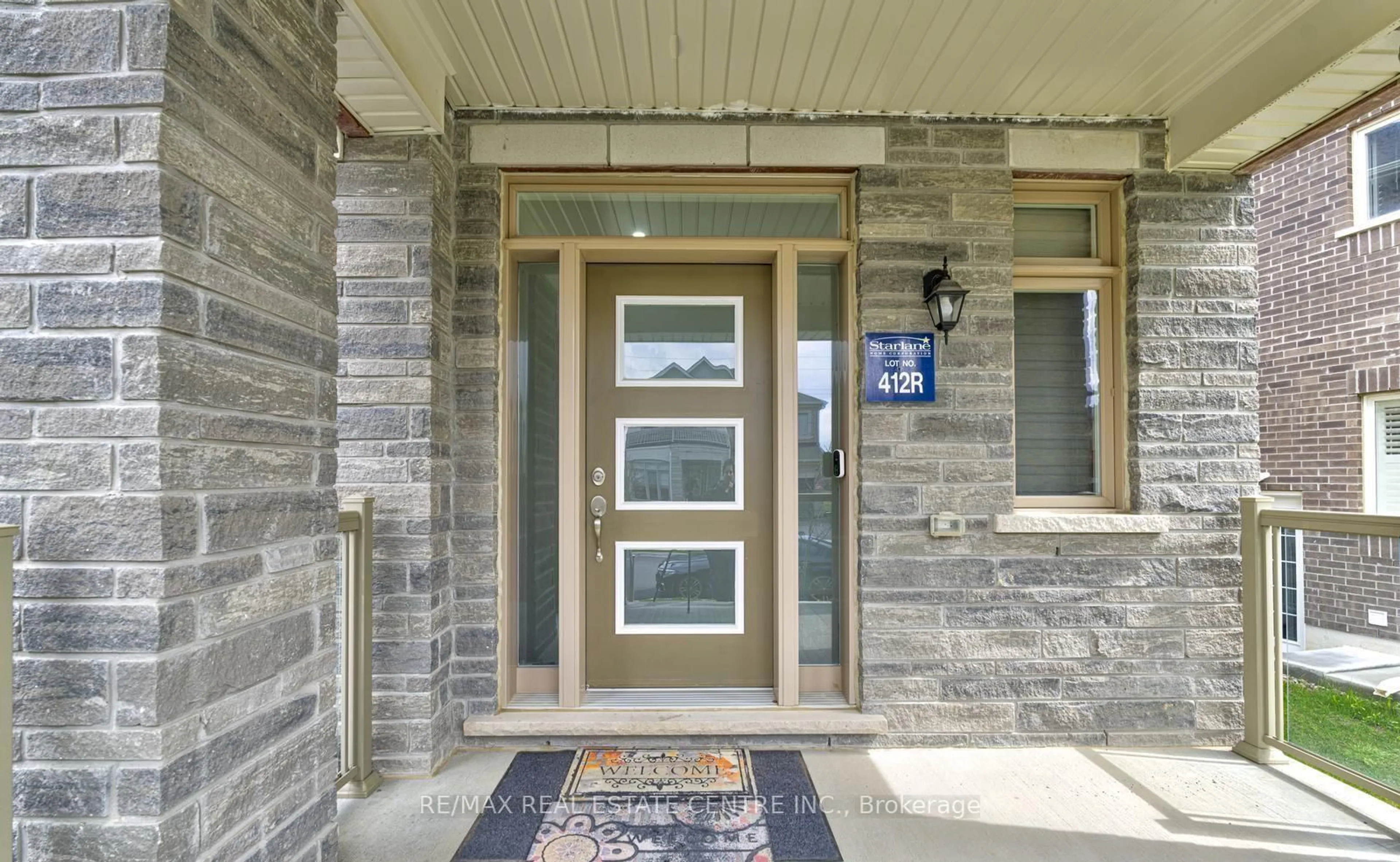 Indoor entryway for 11 Trailbank Gdns, Hamilton Ontario L8B 1Z3