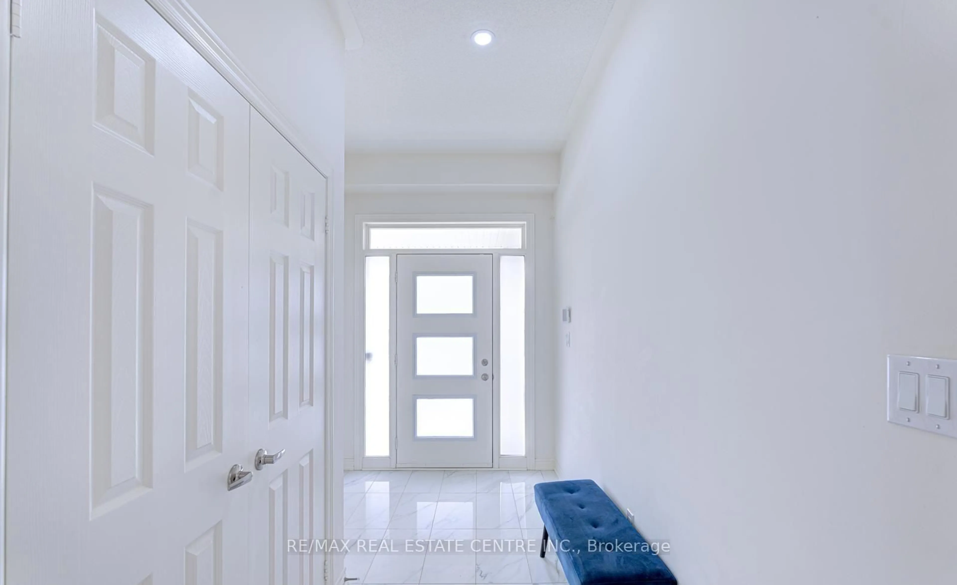 Indoor entryway for 11 Trailbank Gdns, Hamilton Ontario L8B 1Z3