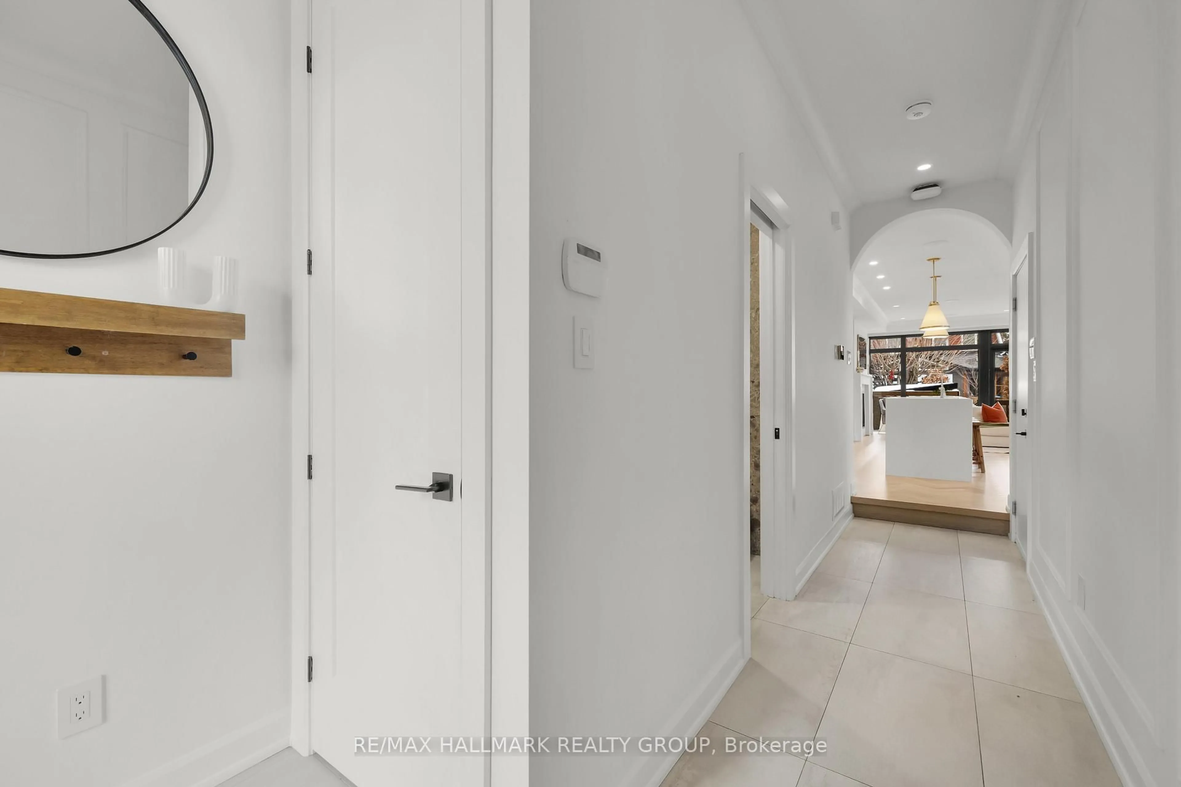 Indoor entryway for 77A Kenora St, Ottawa Ontario K1Y 3K9