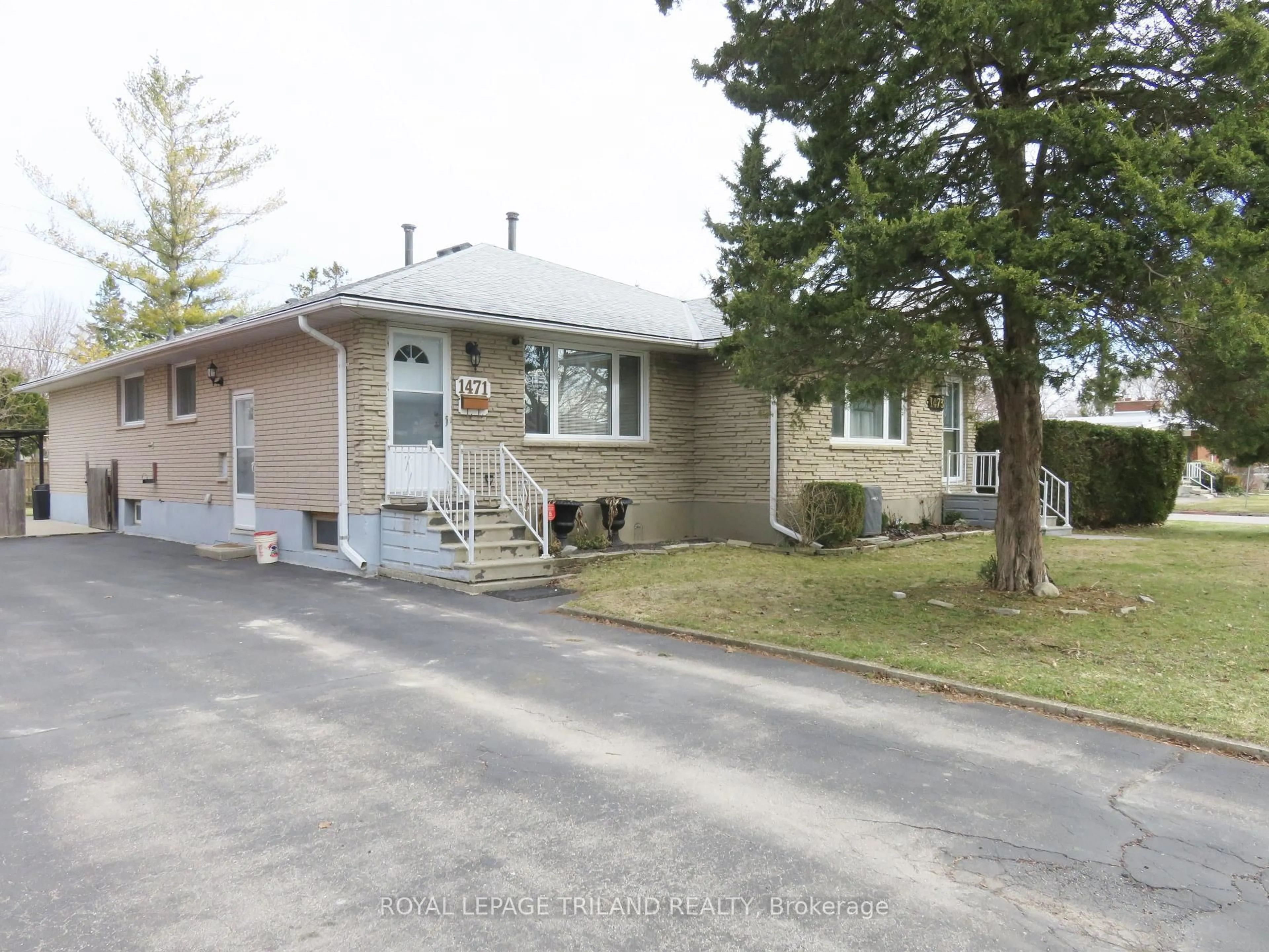 A pic from outside/outdoor area/front of a property/back of a property/a pic from drone, street for 1471 Perth Ave, London East Ontario N5V 2M4