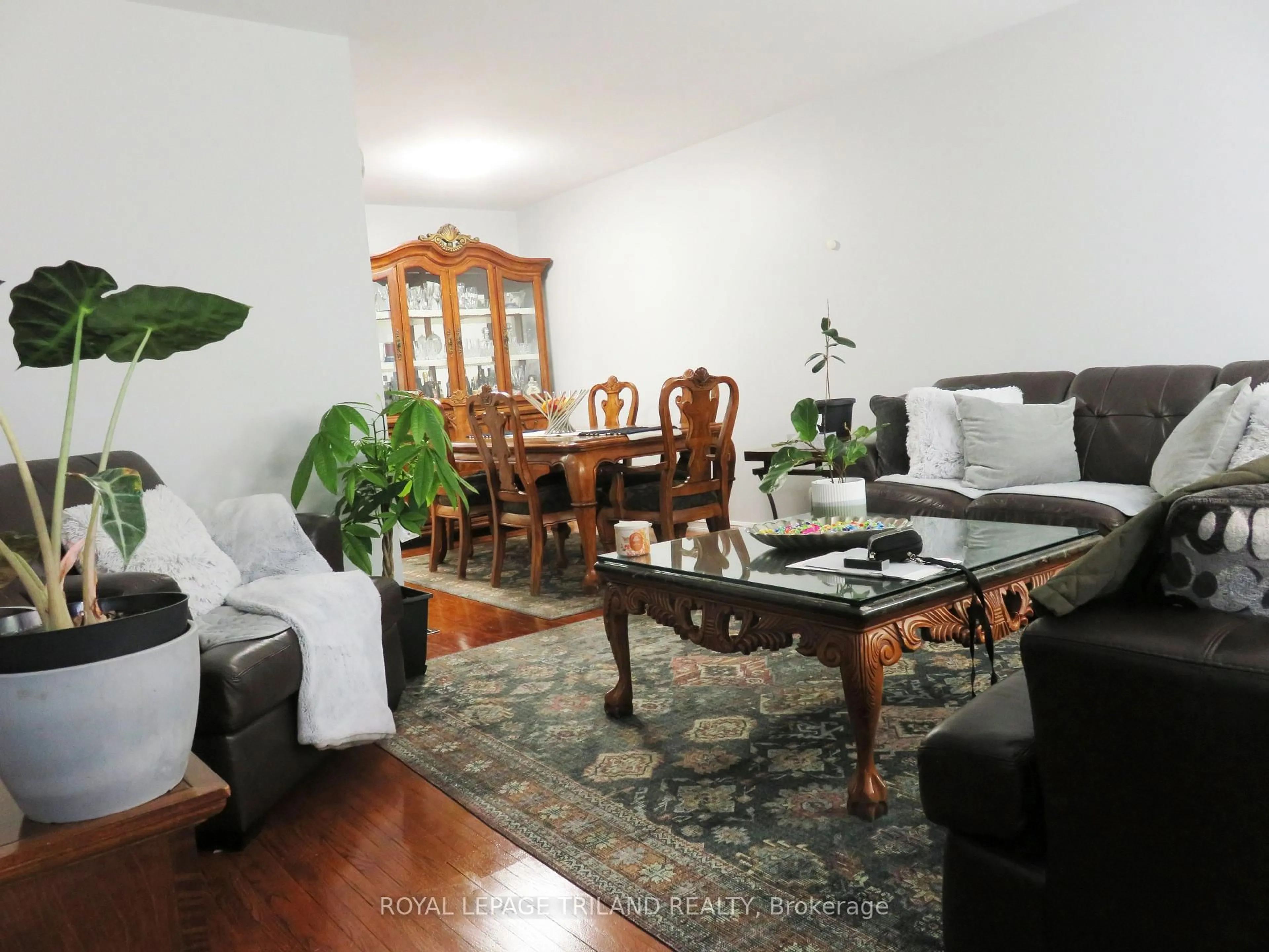 Living room with furniture, wood/laminate floor for 1471 Perth Ave, London East Ontario N5V 2M4