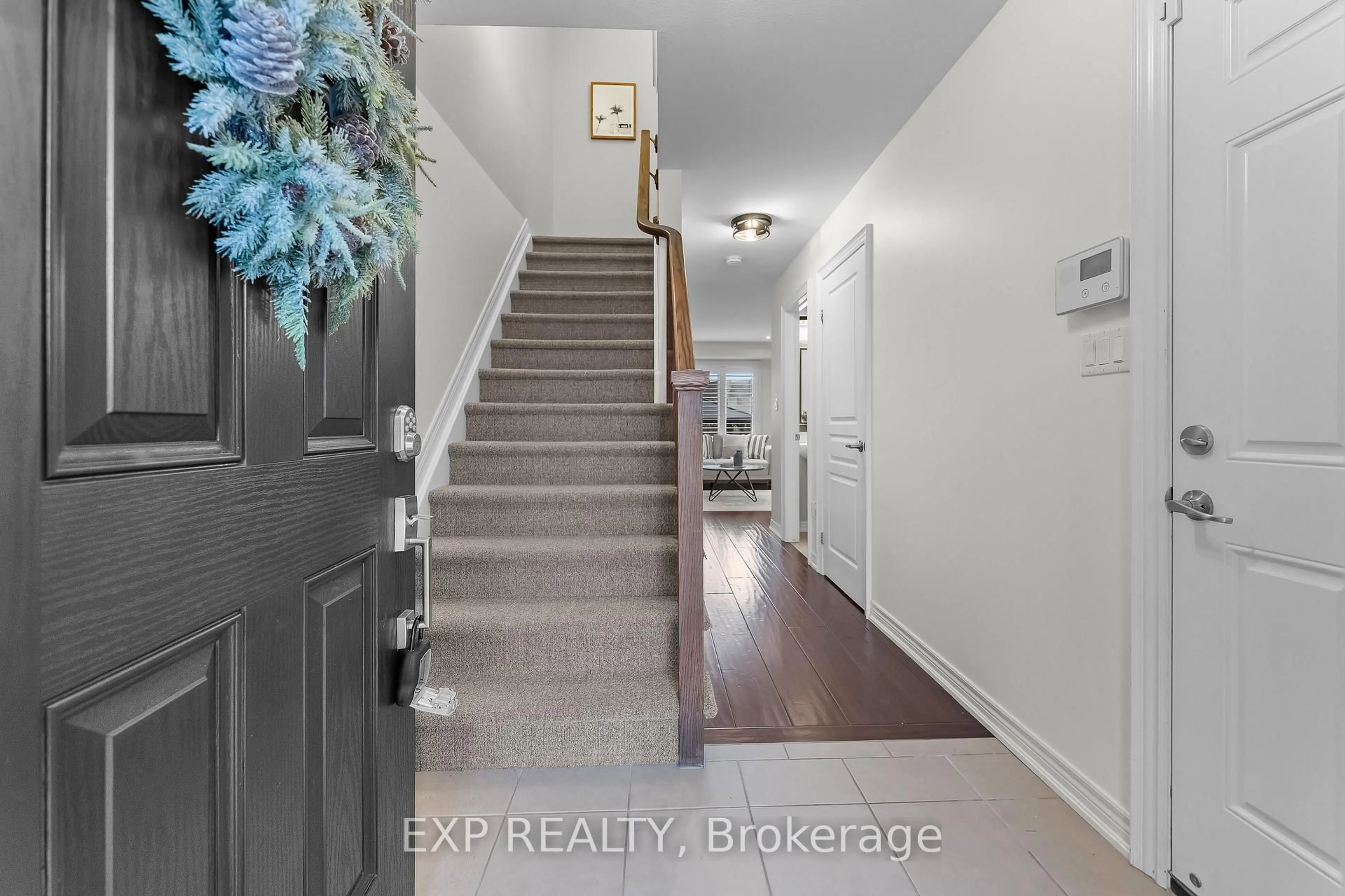 Indoor entryway for 5848 Osprey Ave, Niagara Falls Ontario L2H 0G1