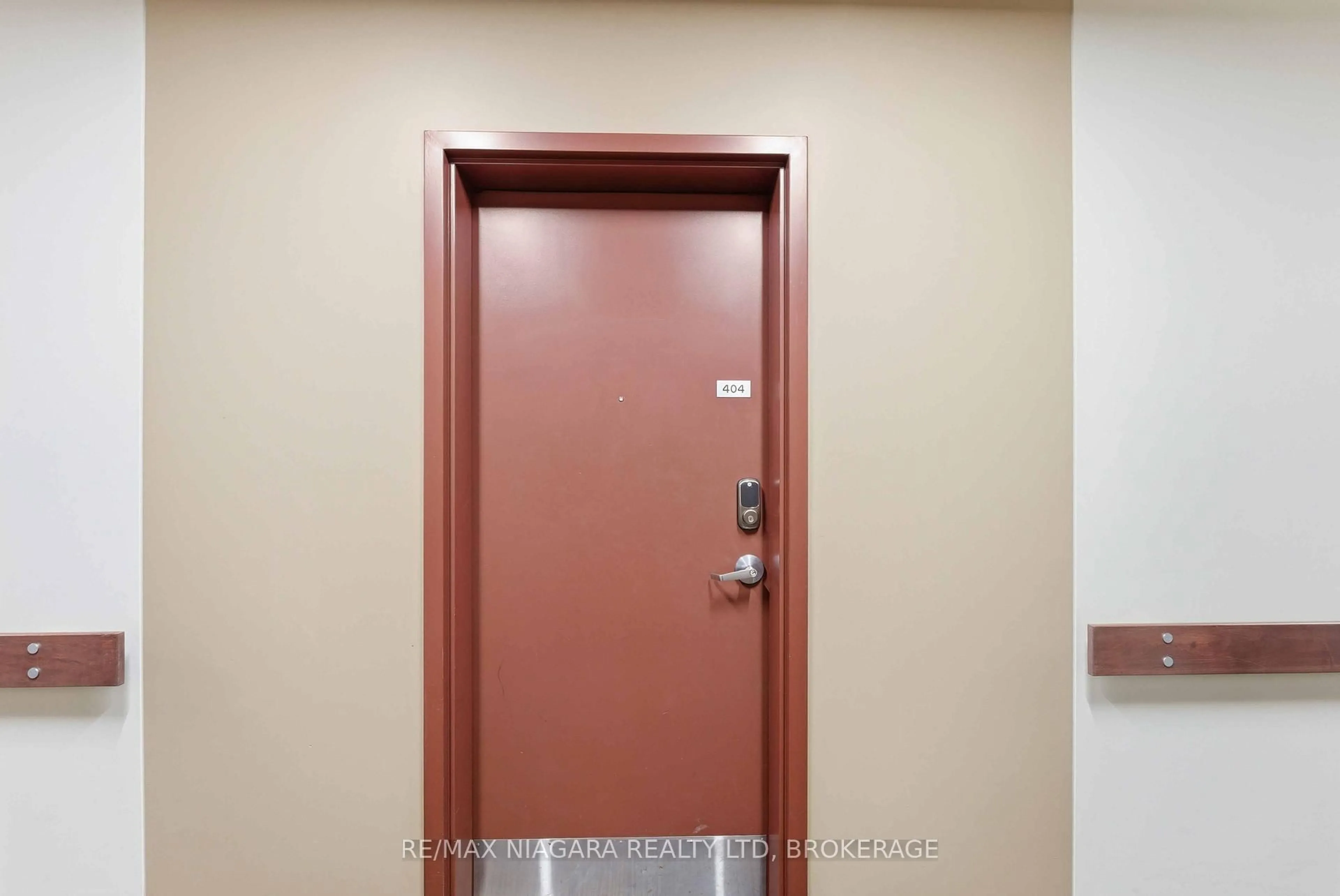 Indoor foyer for 26 Wellington St #404, St. Catharines Ontario L2R 5P8