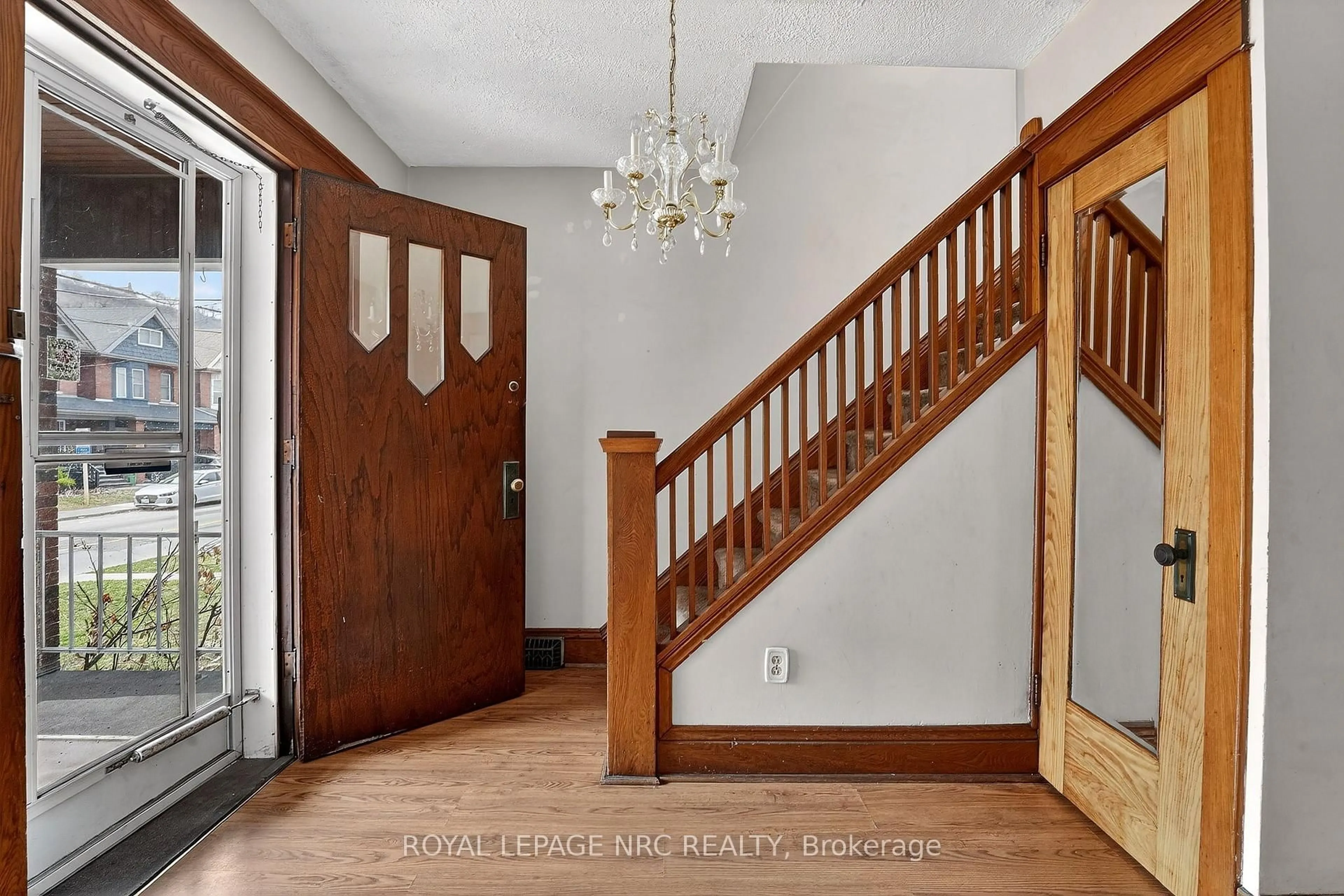 Indoor entryway for 227 Cumberland Ave, Hamilton Ontario L8M 1Z8