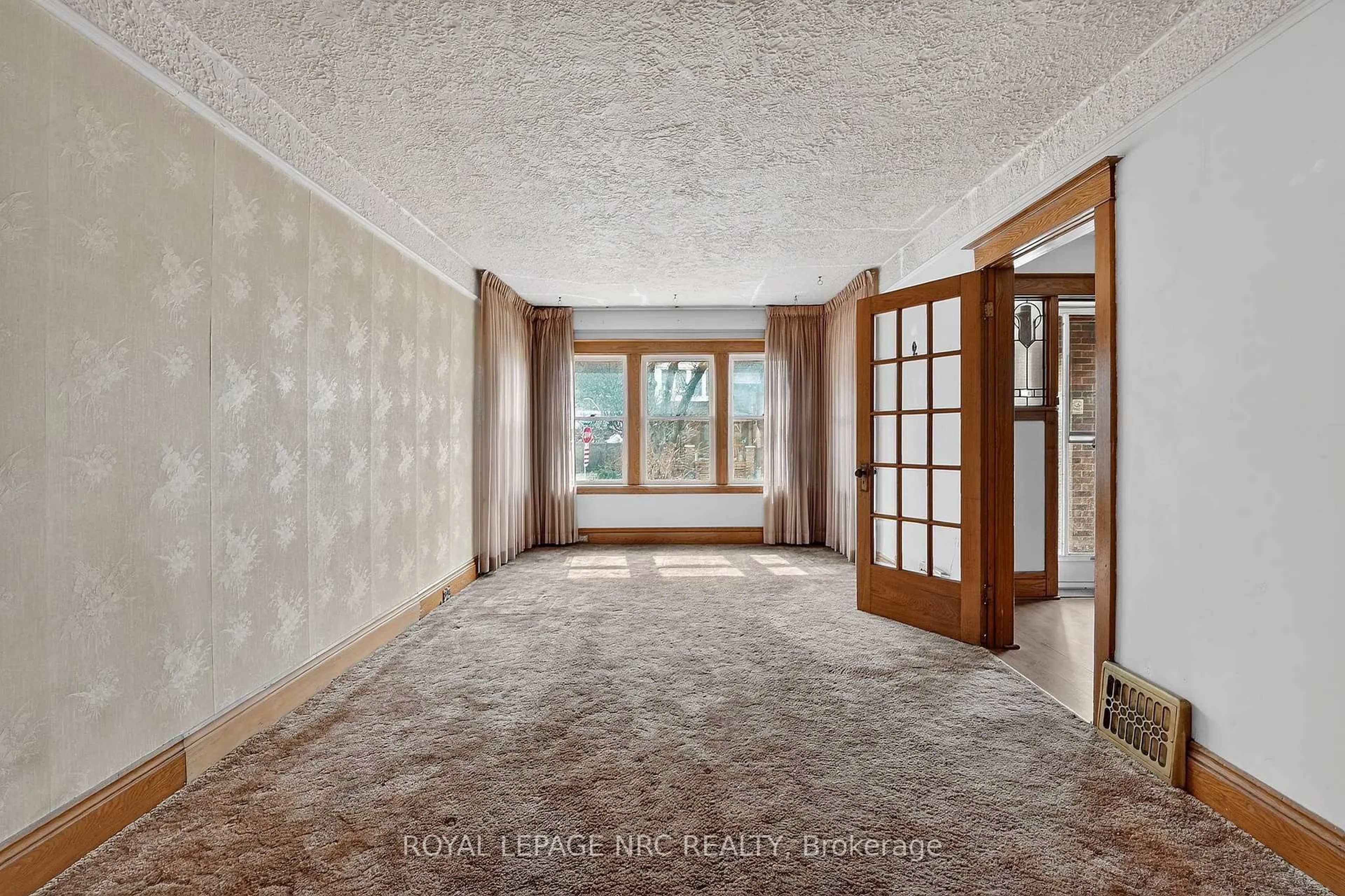 Indoor foyer for 227 Cumberland Ave, Hamilton Ontario L8M 1Z8