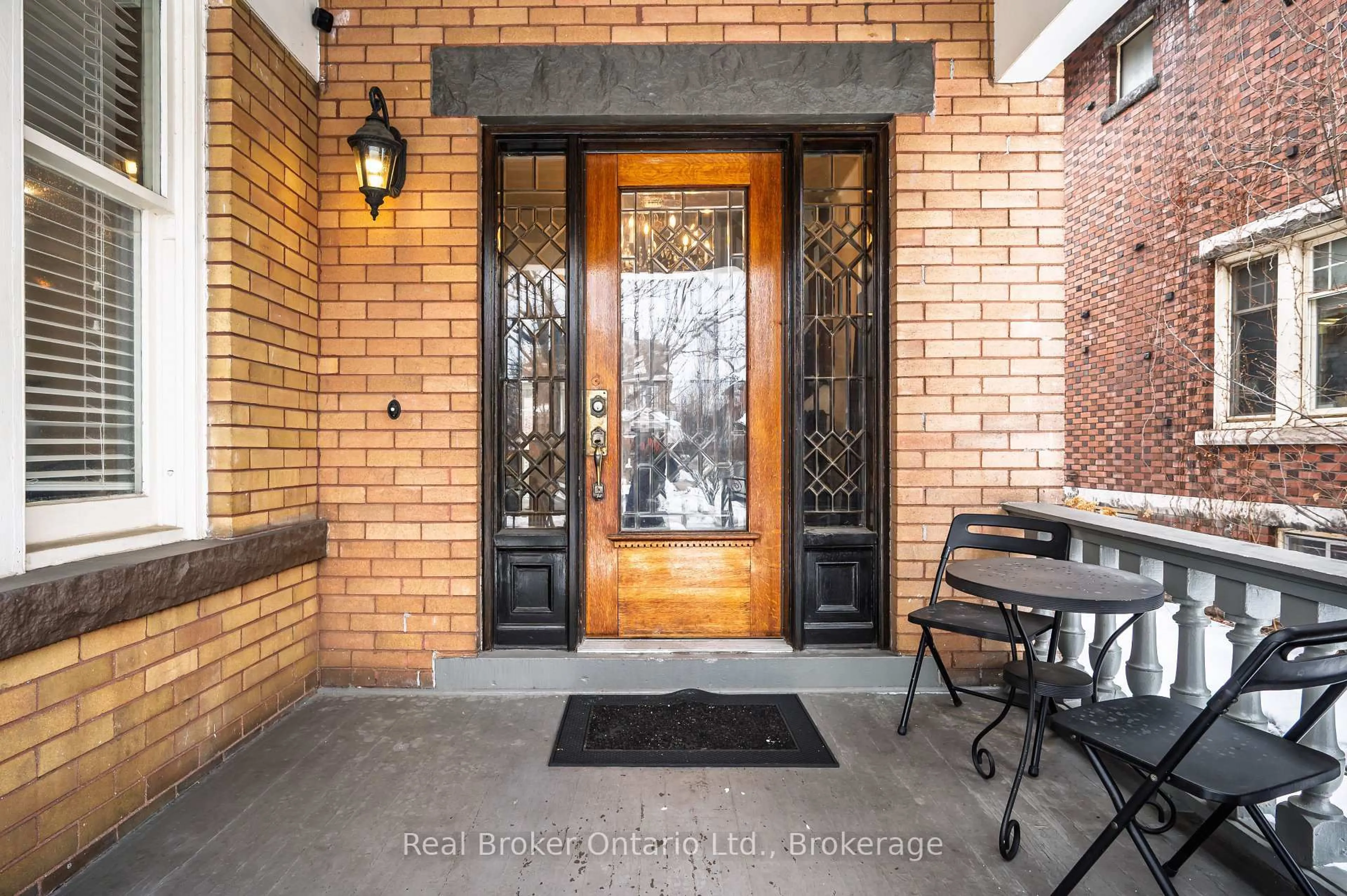 Indoor entryway for 77 Proctor Blvd, Hamilton Ontario L8M 2M5
