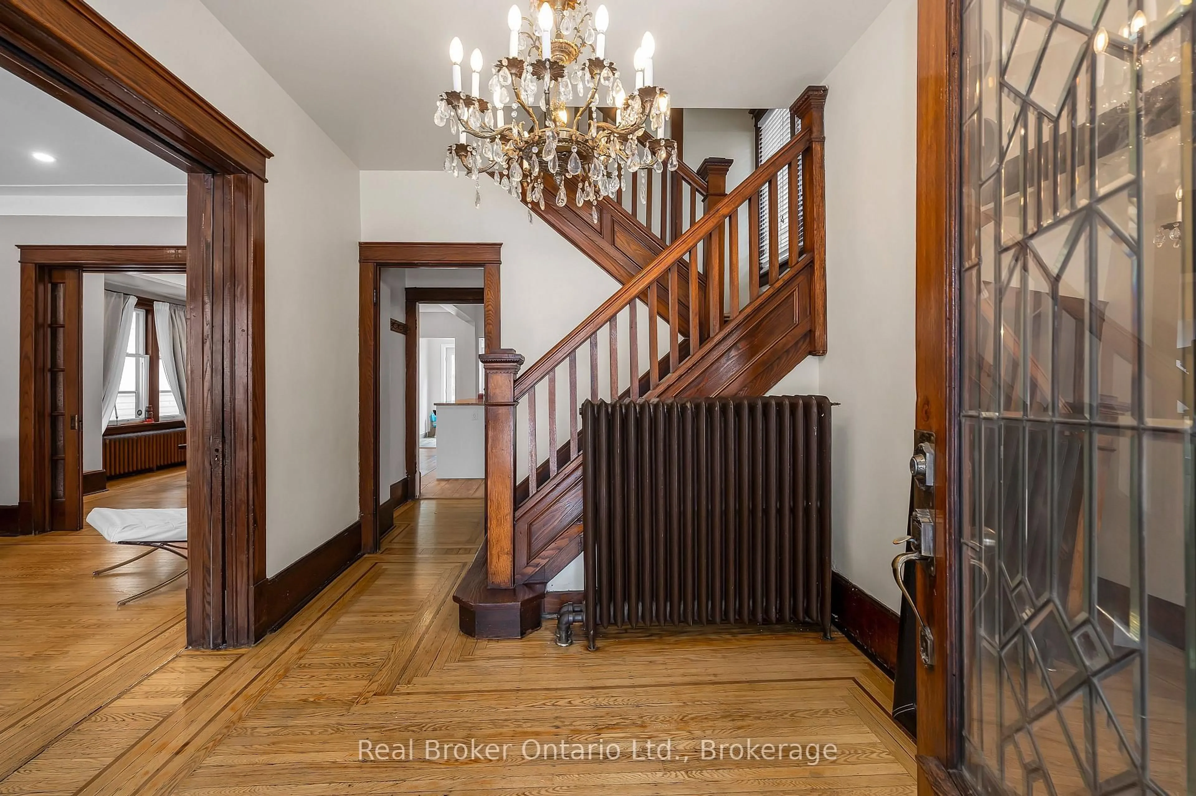 Indoor foyer for 77 Proctor Blvd, Hamilton Ontario L8M 2M5