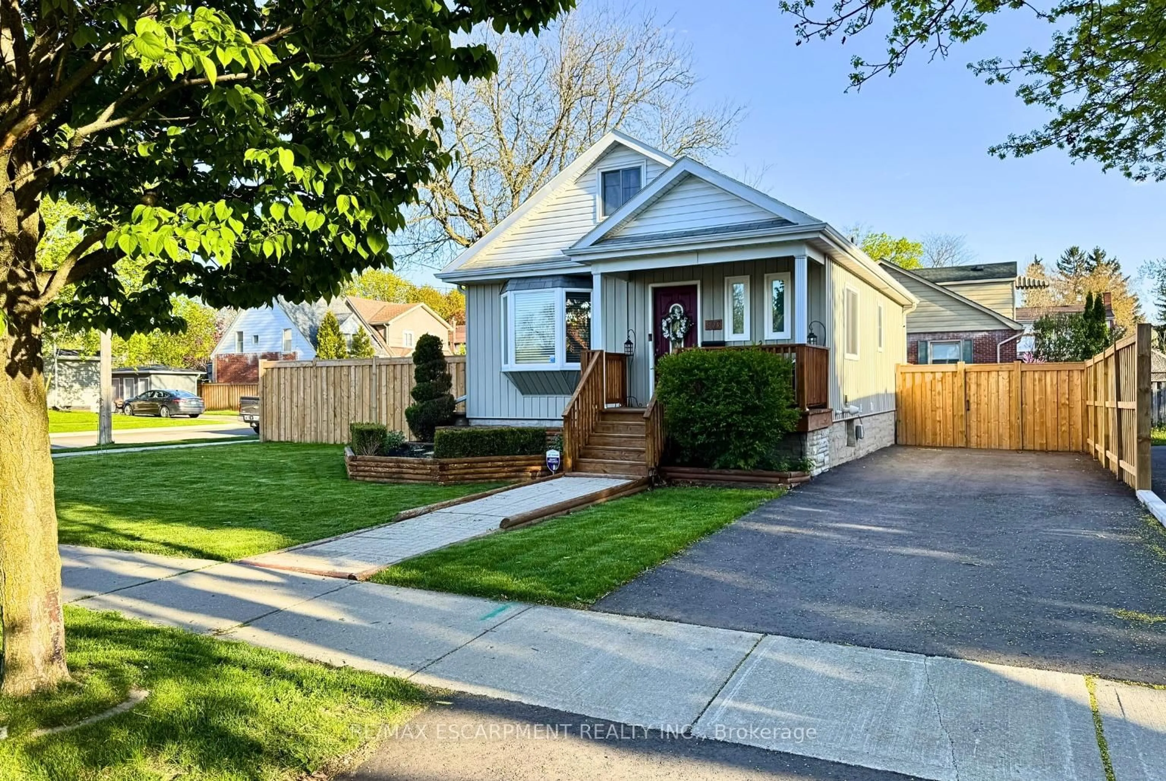 Home with vinyl exterior material, street for 303 Nelson St, Brantford Ontario N3S 4C9