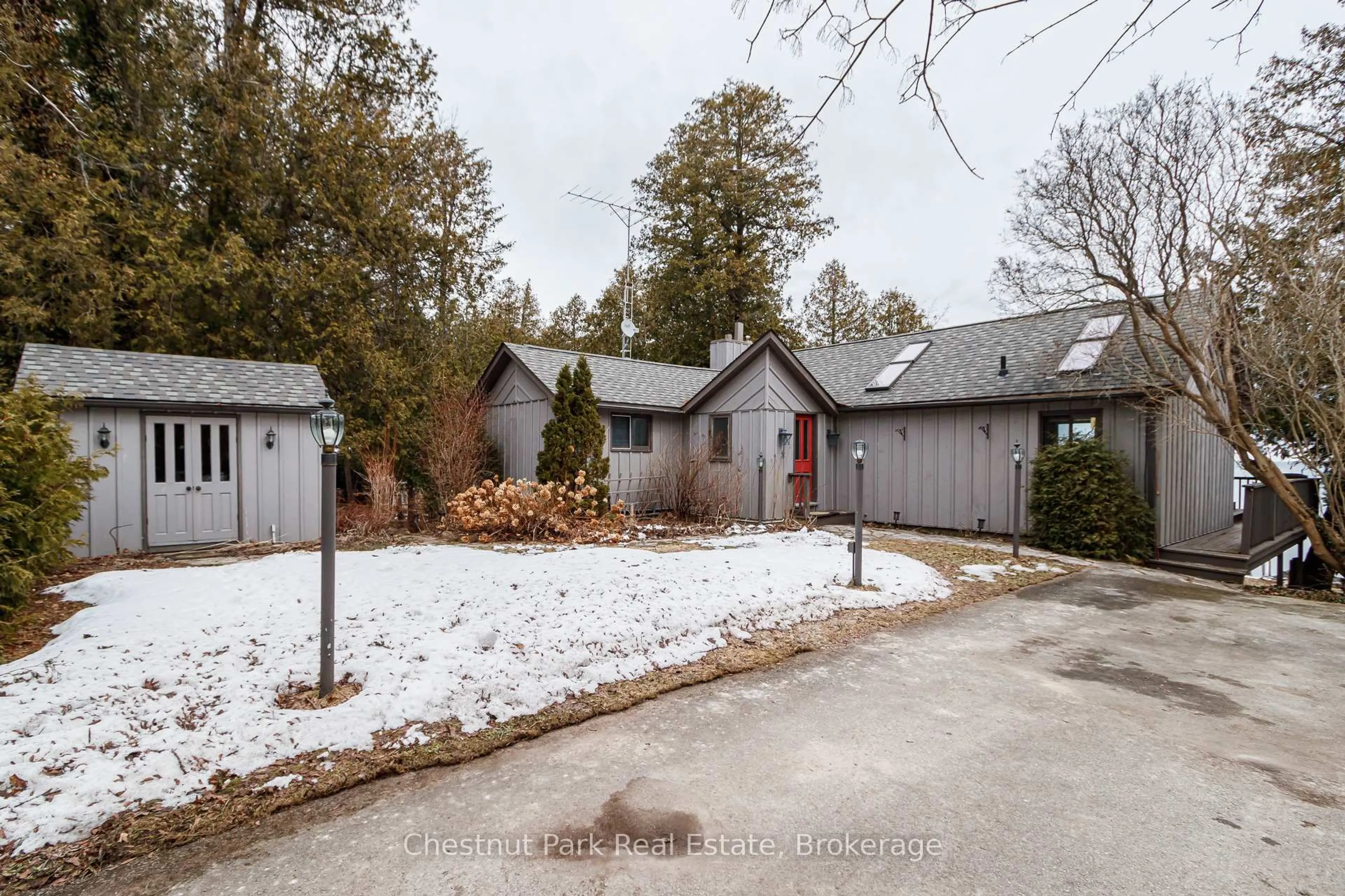 A pic from outside/outdoor area/front of a property/back of a property/a pic from drone, street for 225 Cedar Ave, Meaford Ontario N4L 1W5