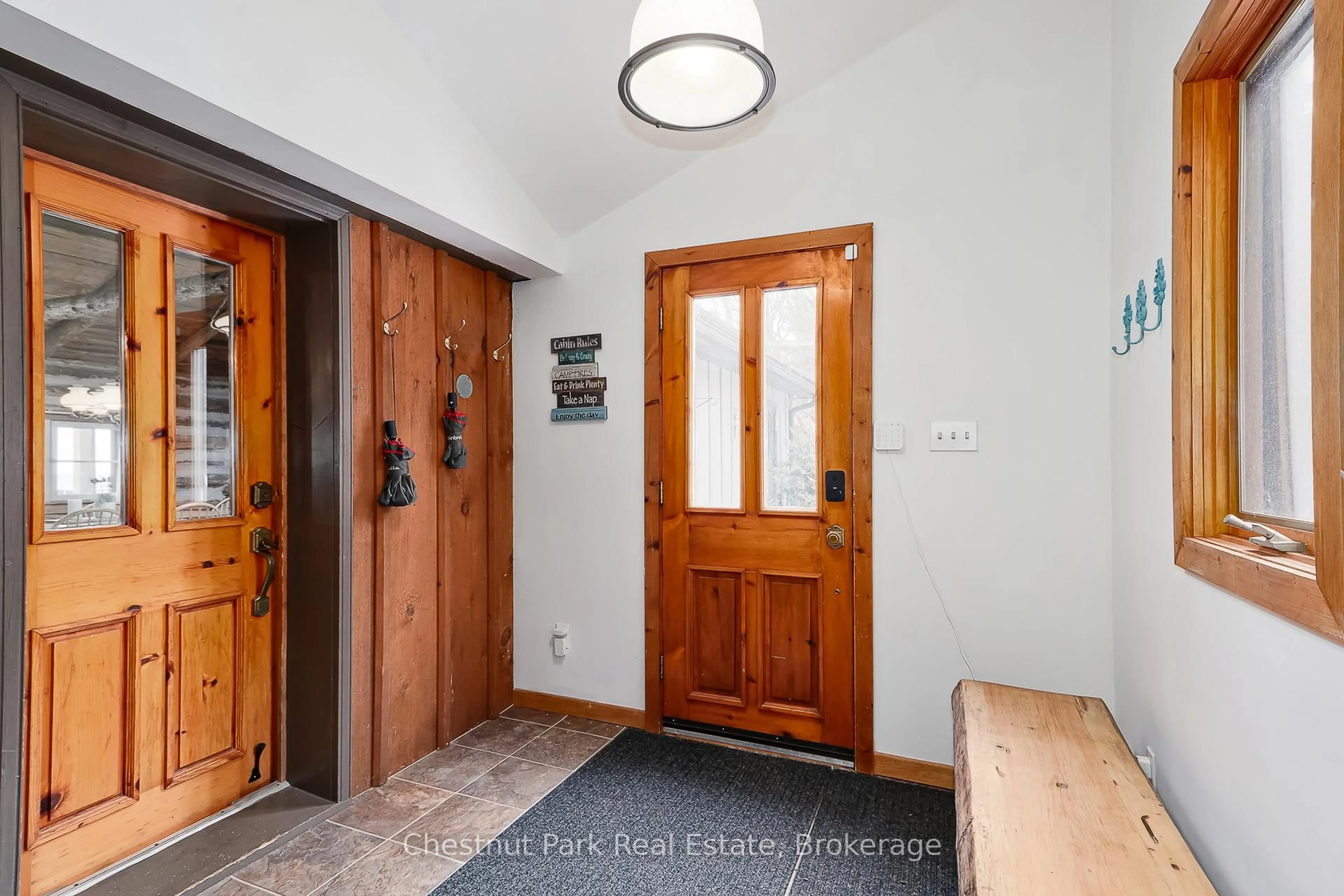 Indoor entryway for 225 Cedar Ave, Meaford Ontario N4L 1W5