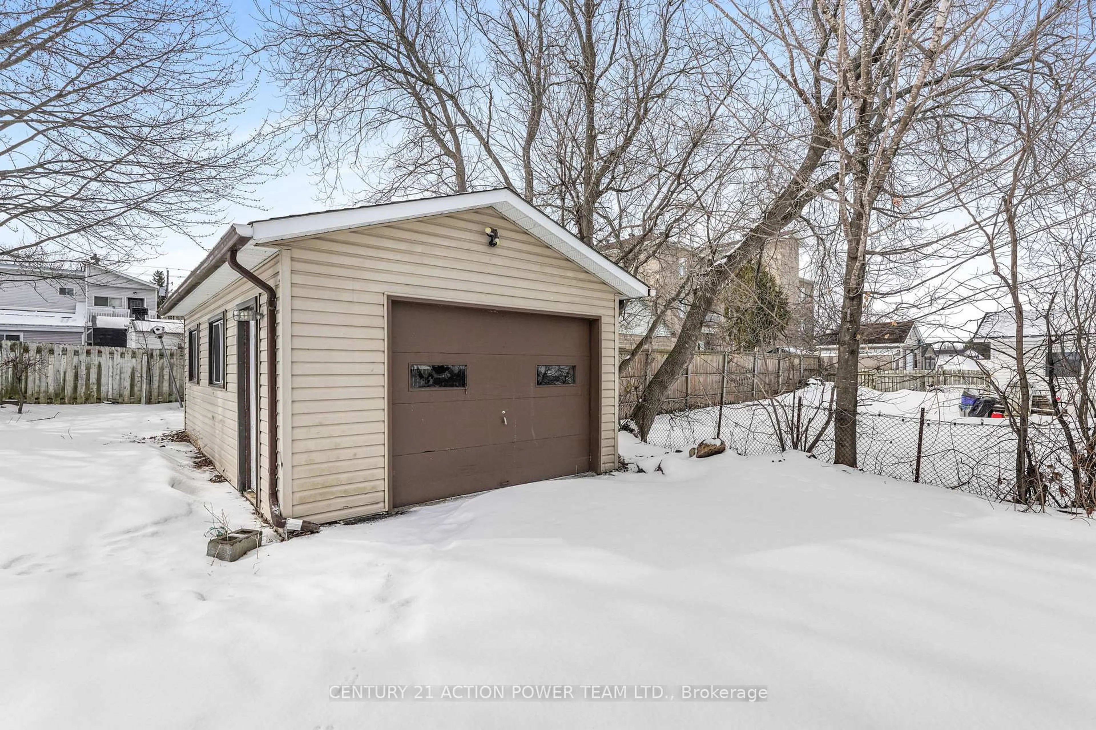 Indoor garage for 983 Chapman St, Clarence-Rockland Ontario K4K 1E6
