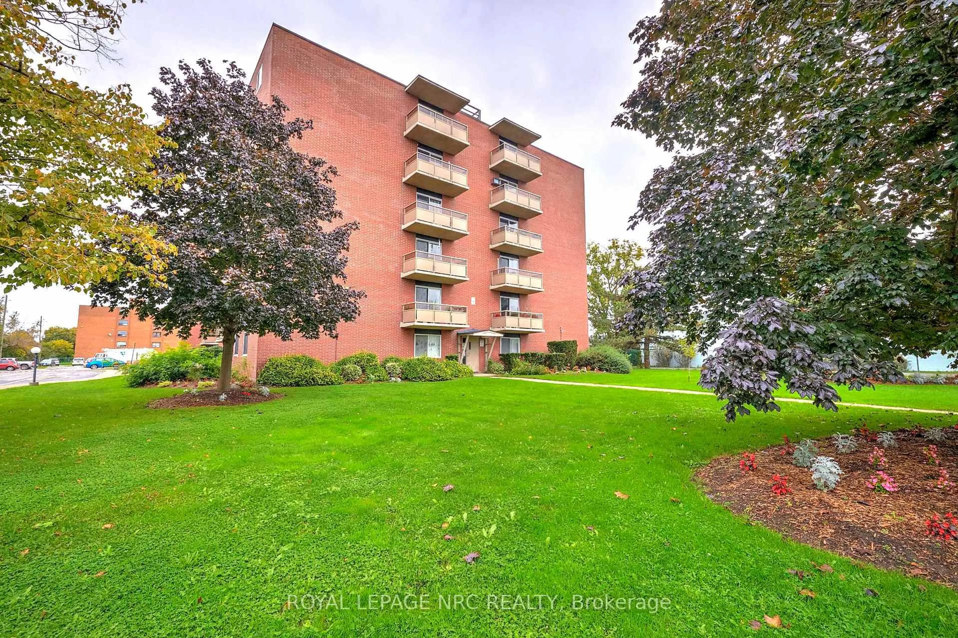 Patio, unknown for 264 GRANTHAM Ave #209, St. Catharines Ontario L2M 5B5