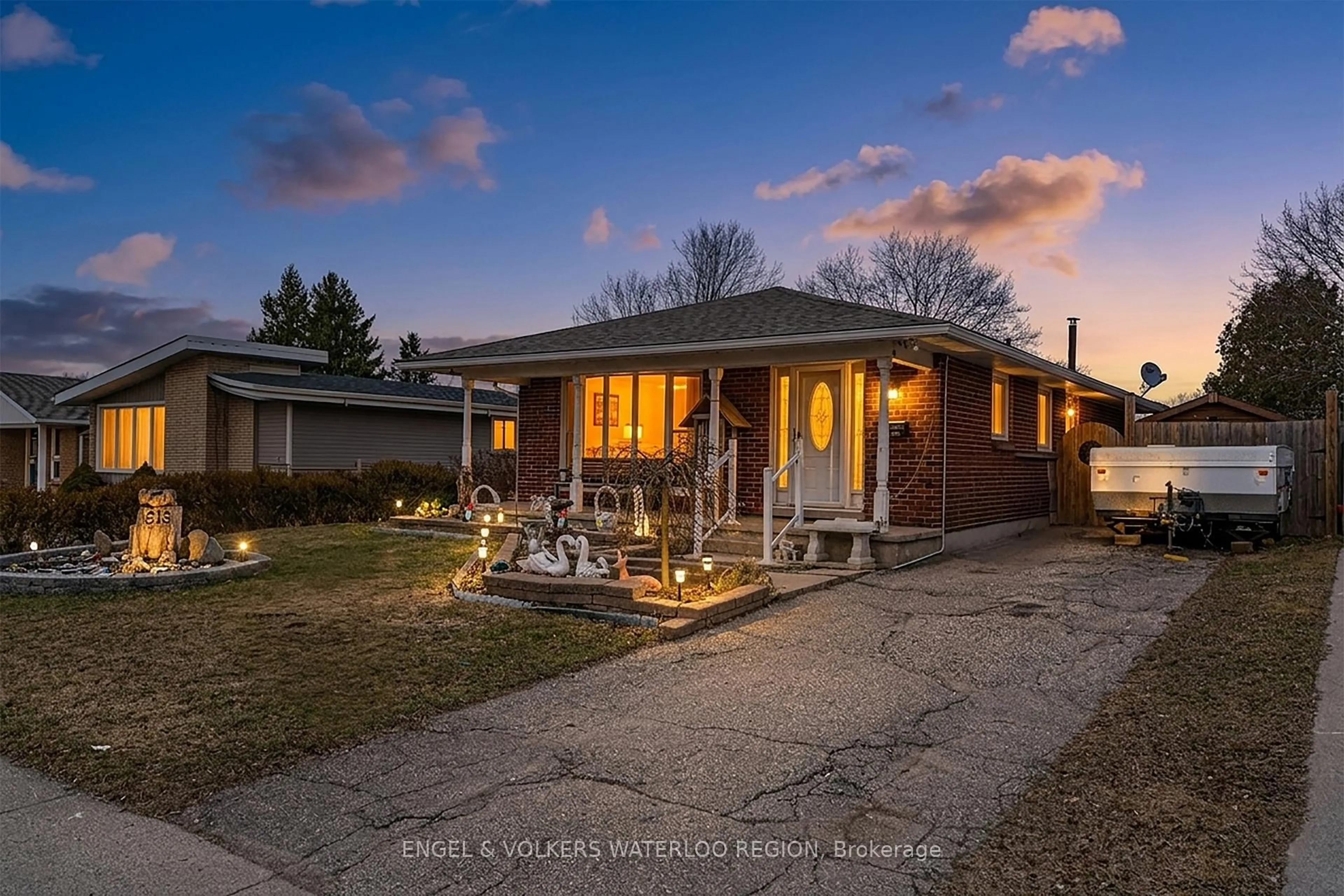 A pic from outside/outdoor area/front of a property/back of a property/a pic from drone, street for 515 Strasburg Rd, Kitchener Ontario N2E 1P1
