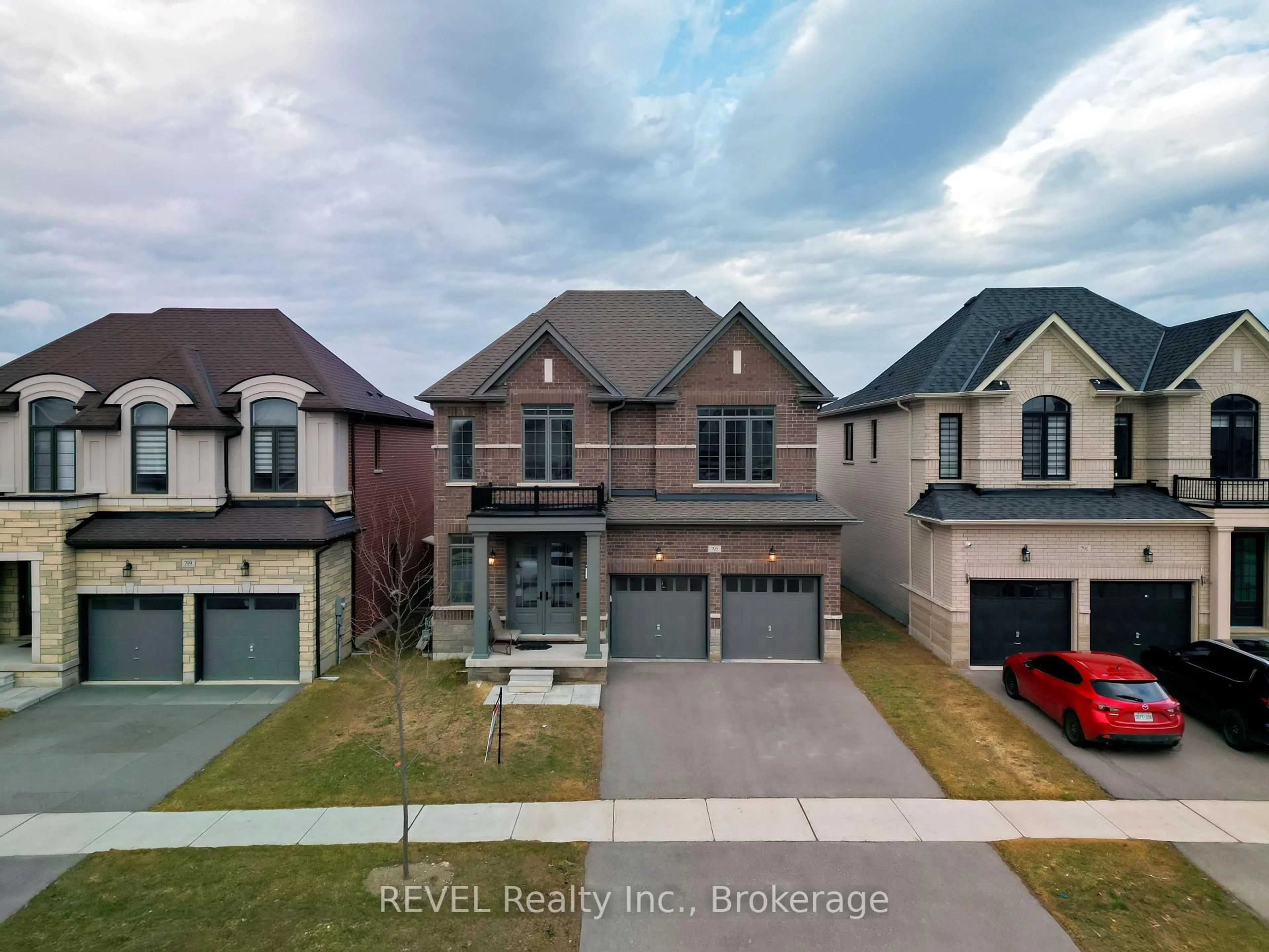 A pic from outside/outdoor area/front of a property/back of a property/a pic from drone, street for 795 QUEENSTON Blvd, Woodstock Ontario N4T 0N1