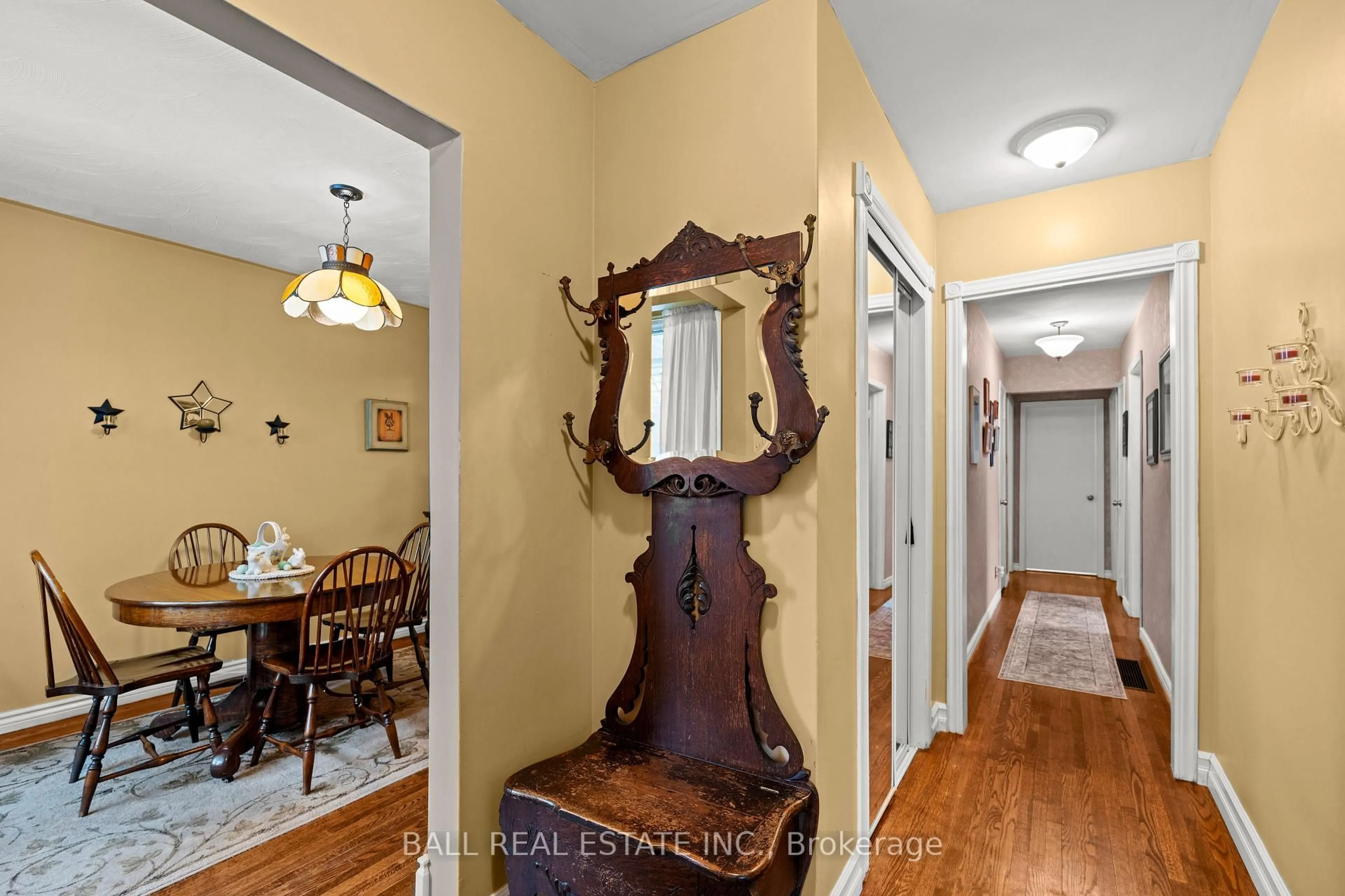 Indoor entryway for 63 Strachan St, Port Hope Ontario L1A 1H8