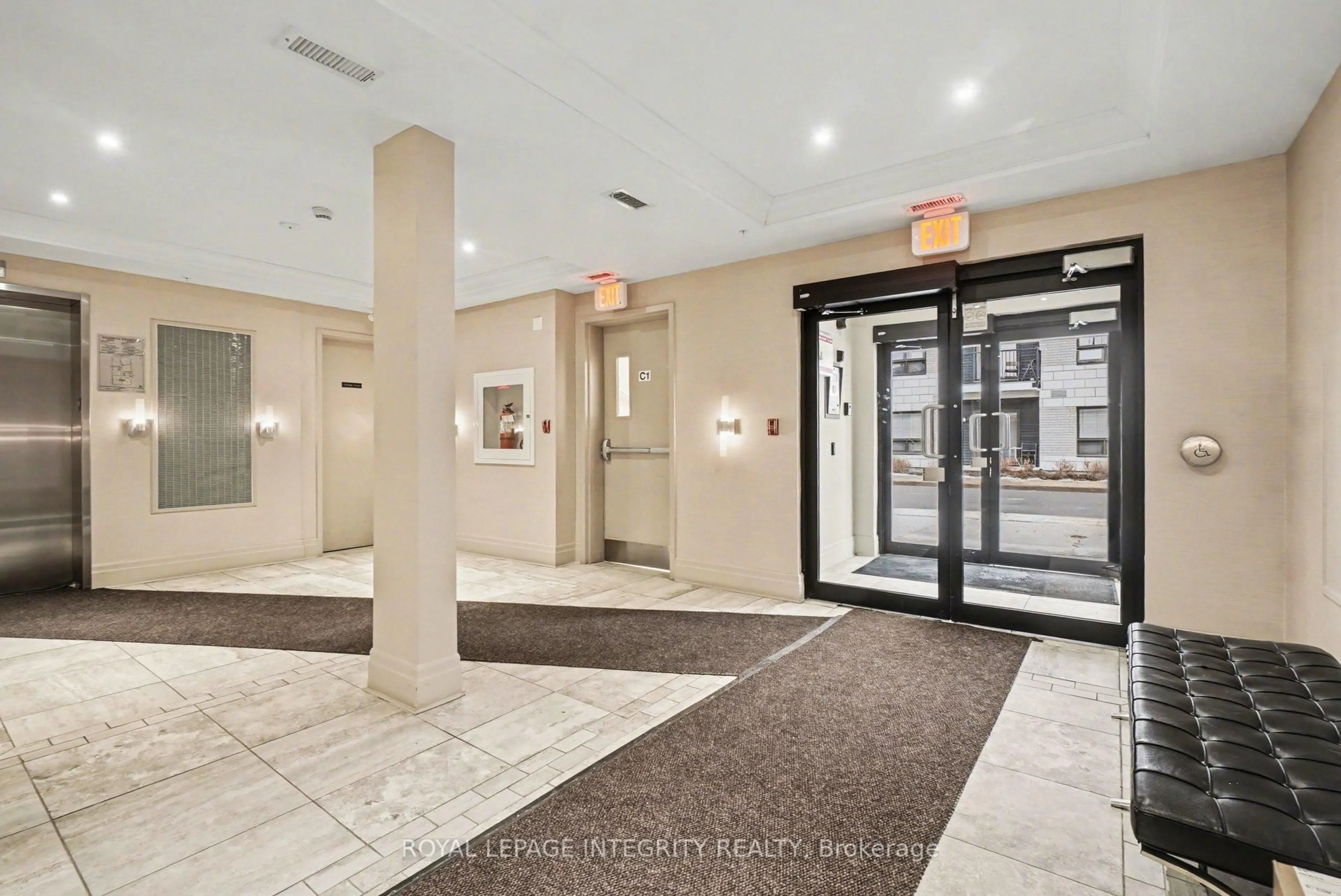 Indoor foyer for 200 Winterfell Private #201, Ottawa Ontario K1G 4J1