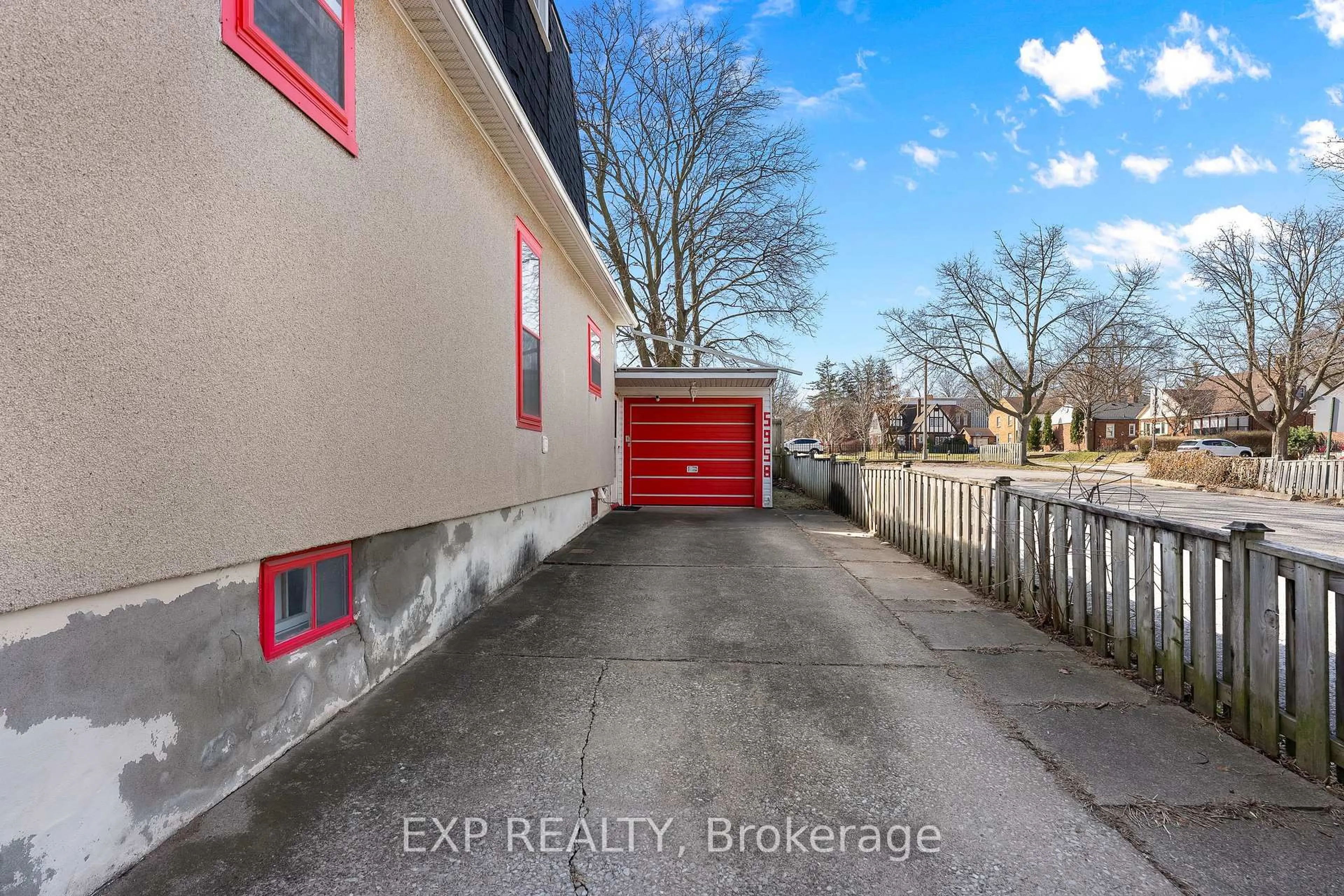 A pic from outside/outdoor area/front of a property/back of a property/a pic from drone, street for 5958 Summer St, Niagara Falls Ontario L2G 1M3
