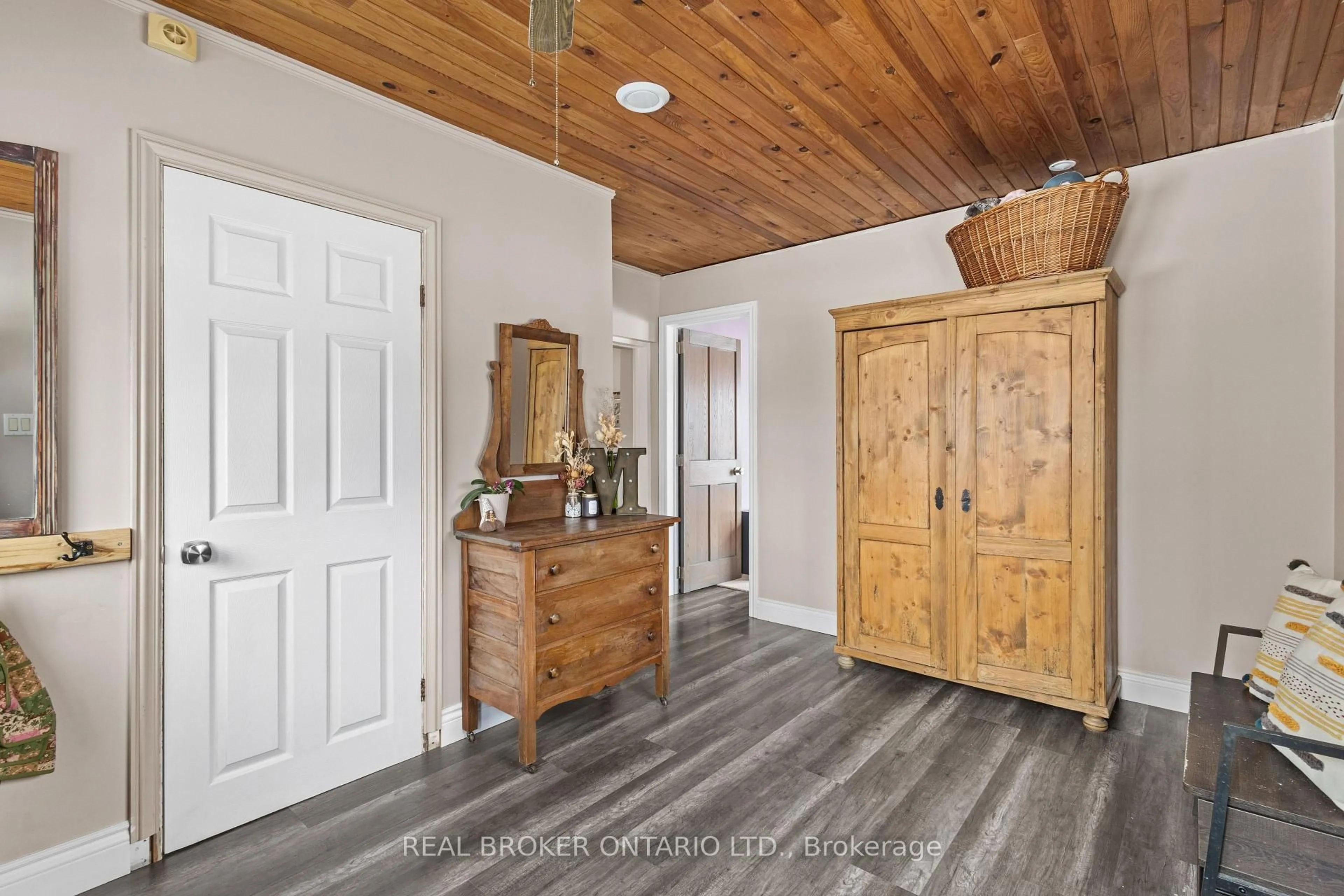 Indoor entryway for 1114 Scotch Corners Rd, Carleton Place Ontario K7C 3P1