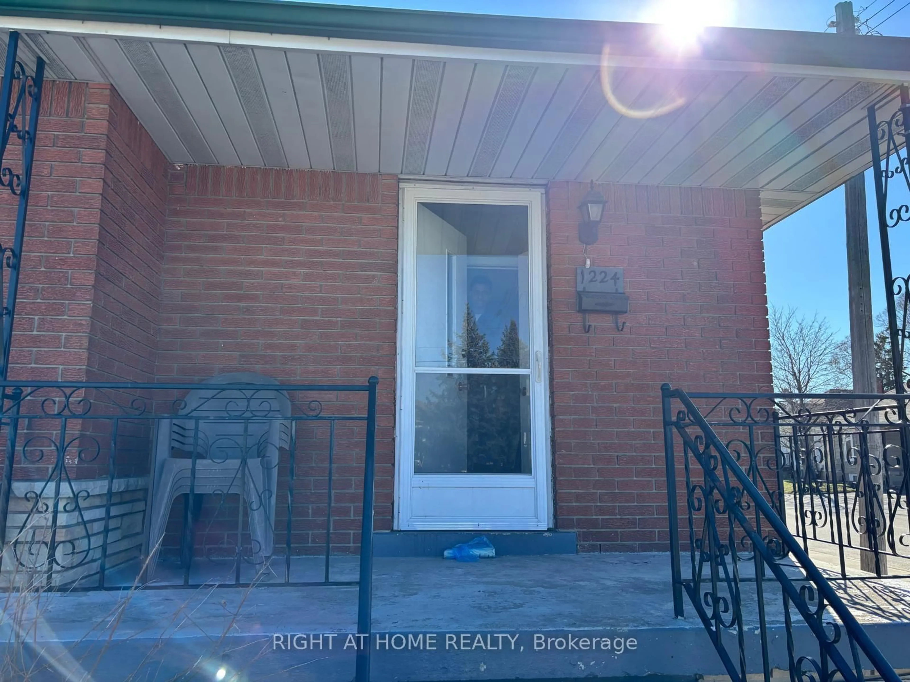 Indoor entryway for 1224 Dunsmure Rd, Hamilton Ontario L8H 1L6