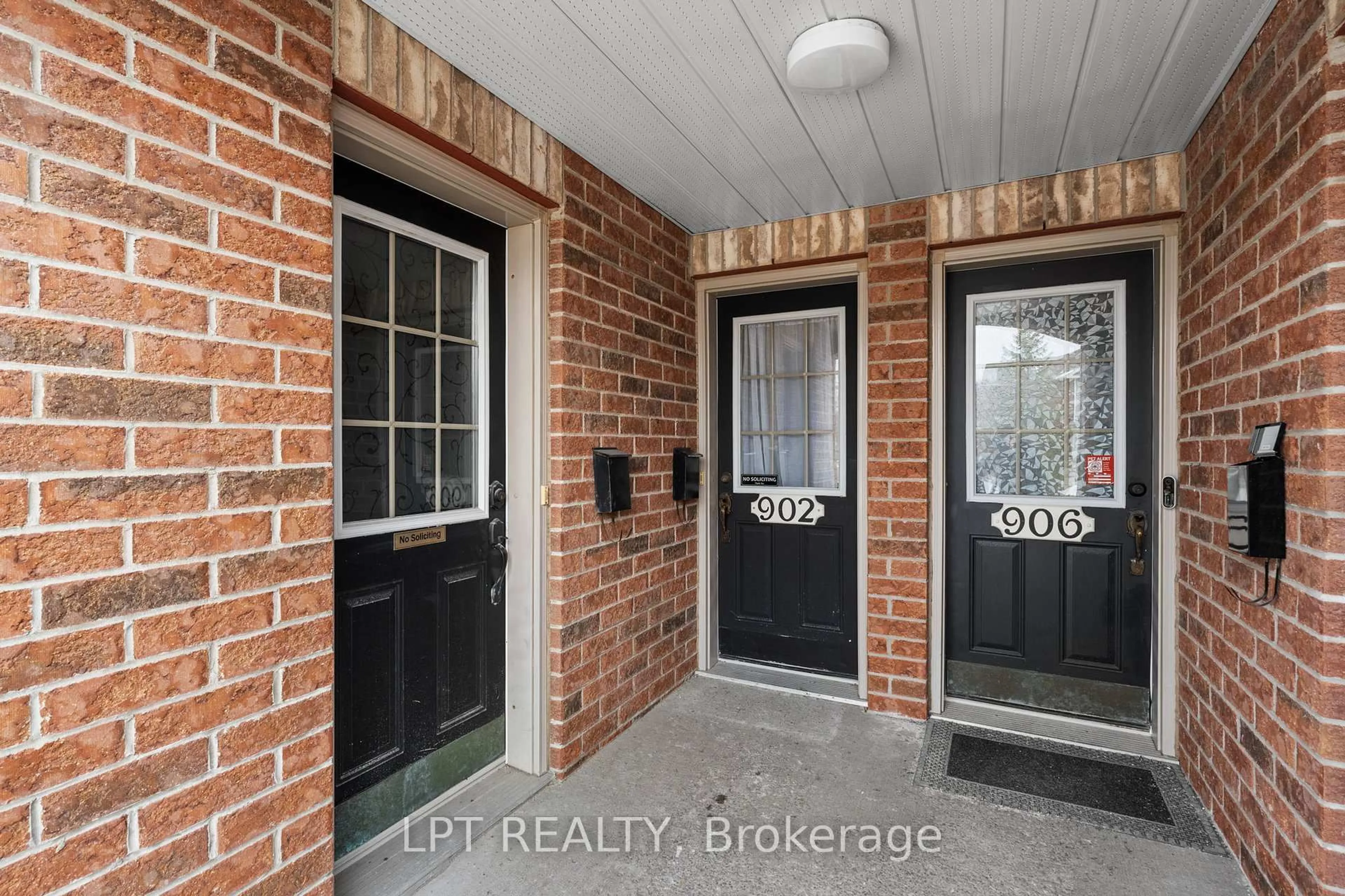 Indoor entryway for 902 Longfields Dr #., Ottawa Ontario K2J 5K6