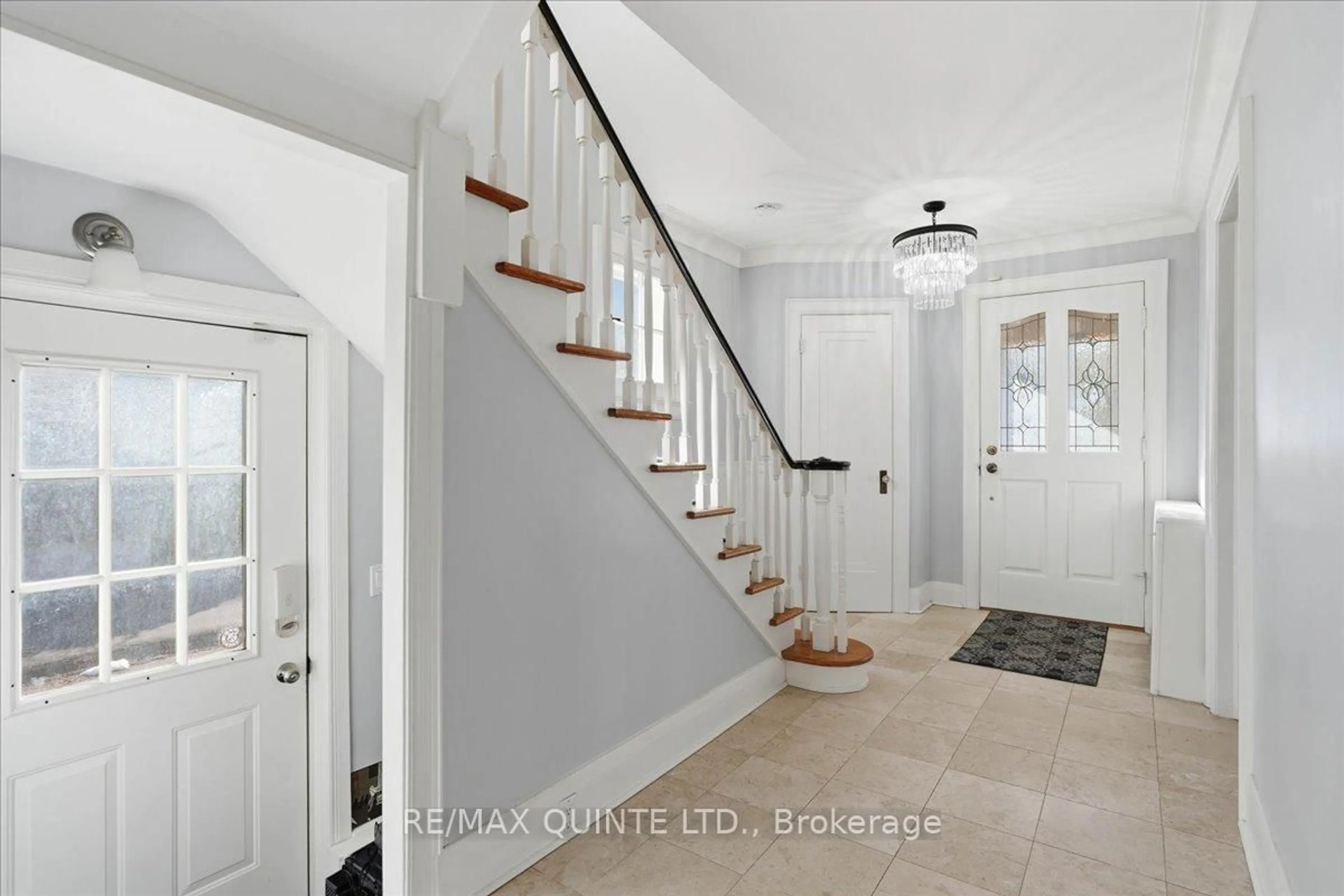 Indoor entryway for 238 Victoria Ave, Belleville Ontario K8N 2C5