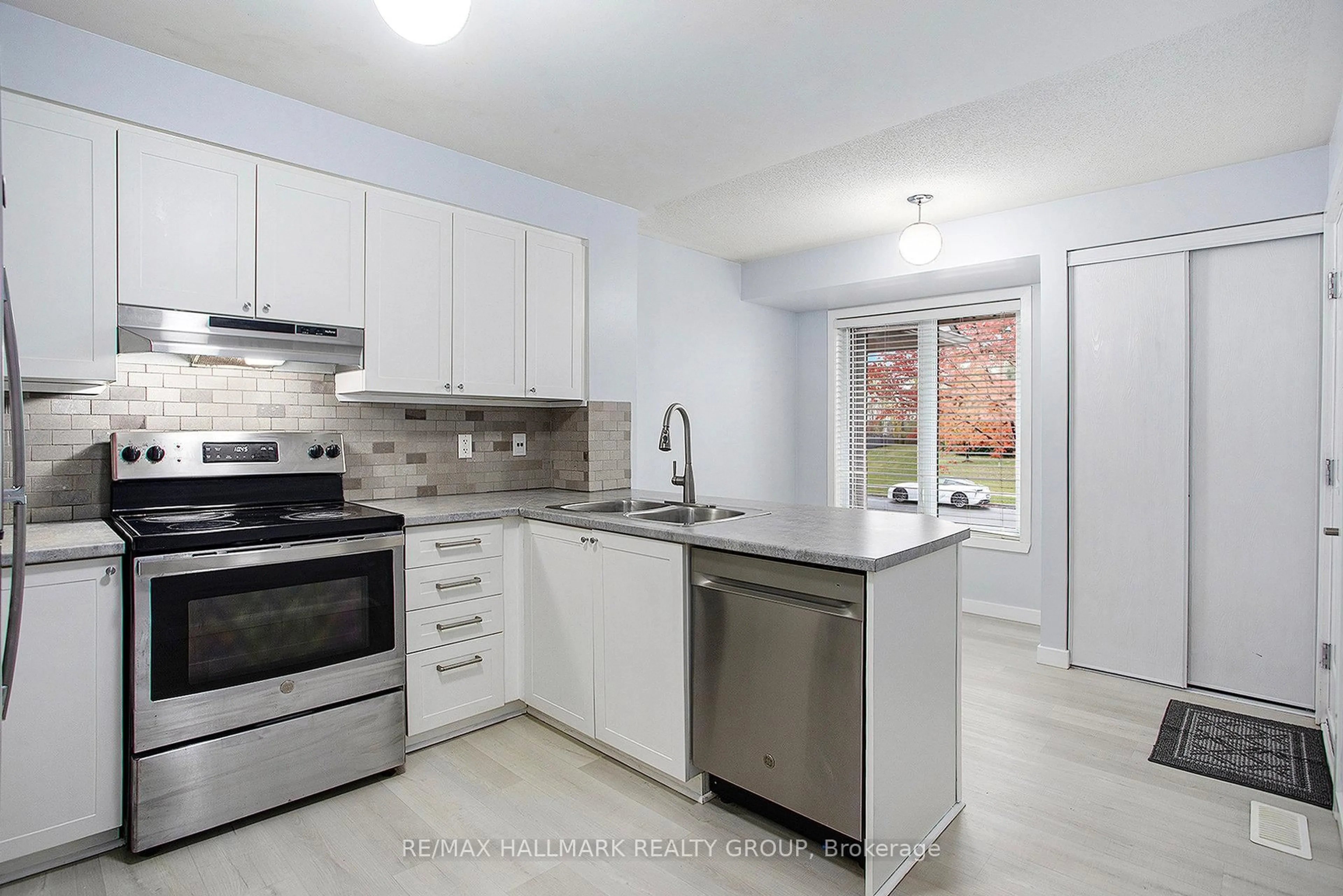Standard kitchen, ceramic/tile floor for 281 Aquaview Dr, Ottawa Ontario K4A 0B6
