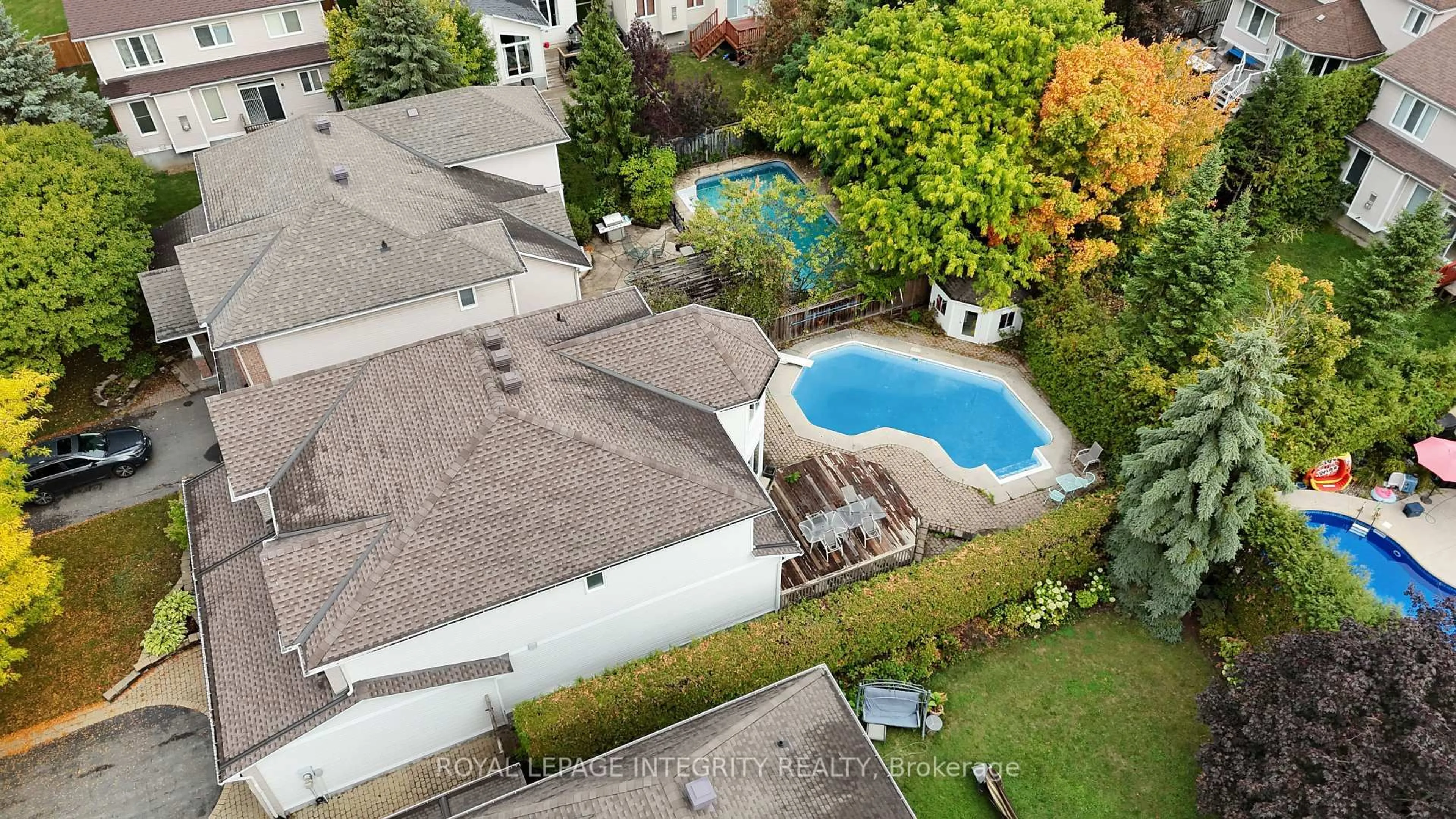 A pic from outside/outdoor area/front of a property/back of a property/a pic from drone, city buildings view from balcony for 20 FARMFIELD Cres, Ottawa Ontario K2M 2S9
