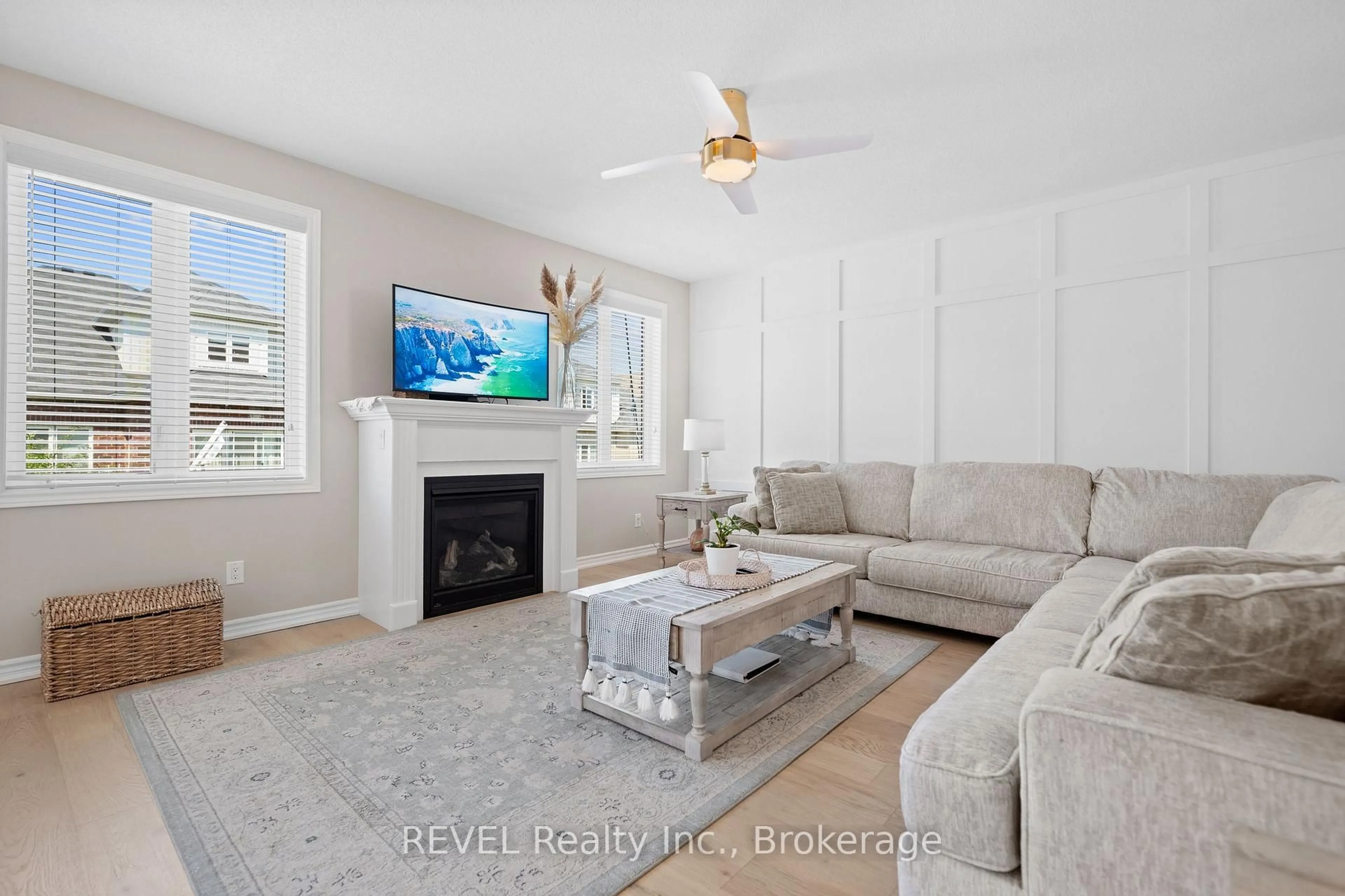 Living room with furniture, unknown for 316 Concession 3 Rd, Niagara-on-the-Lake Ontario L0S 1J1