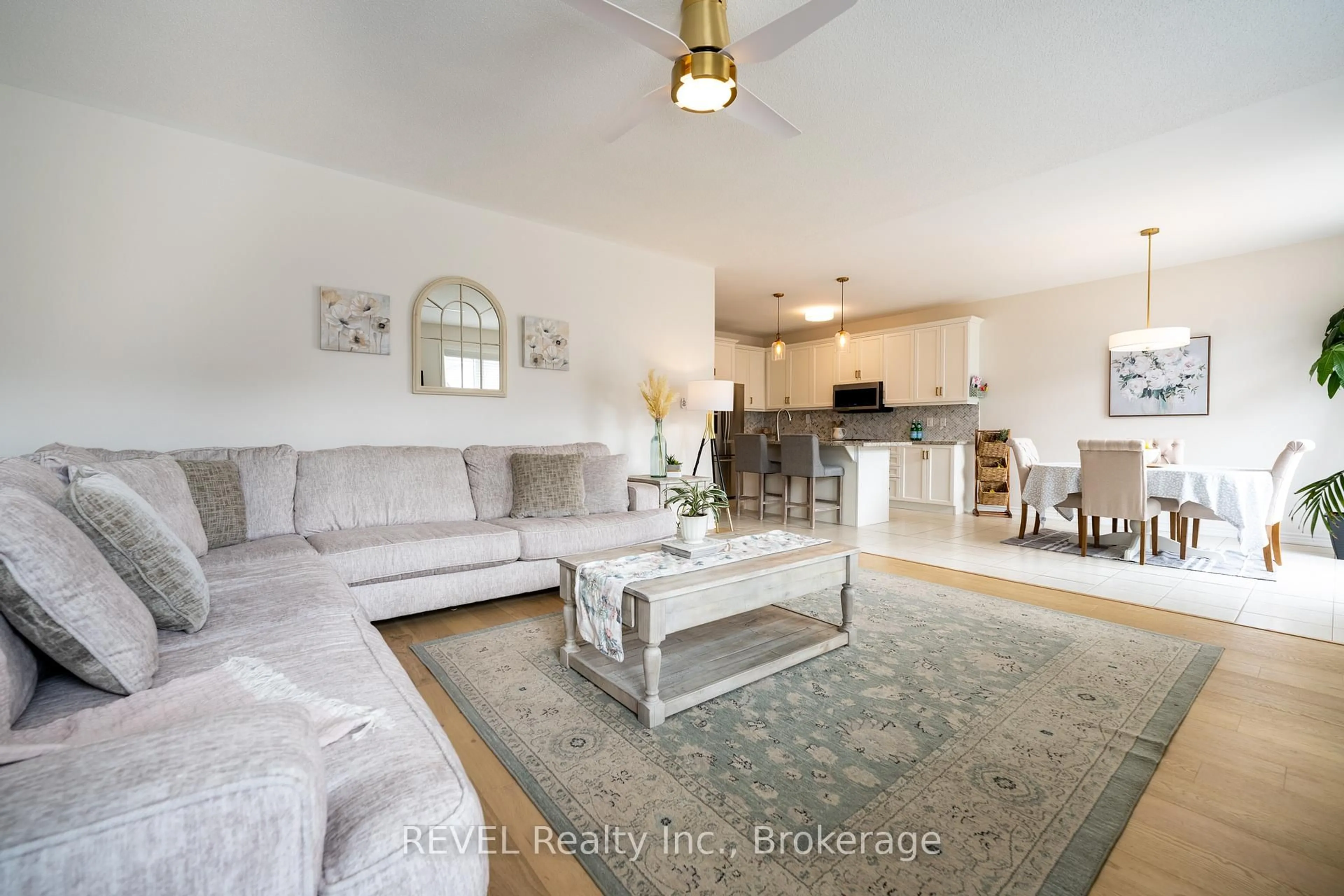 Living room with furniture, unknown for 316 Concession 3 Rd, Niagara-on-the-Lake Ontario L0S 1J1