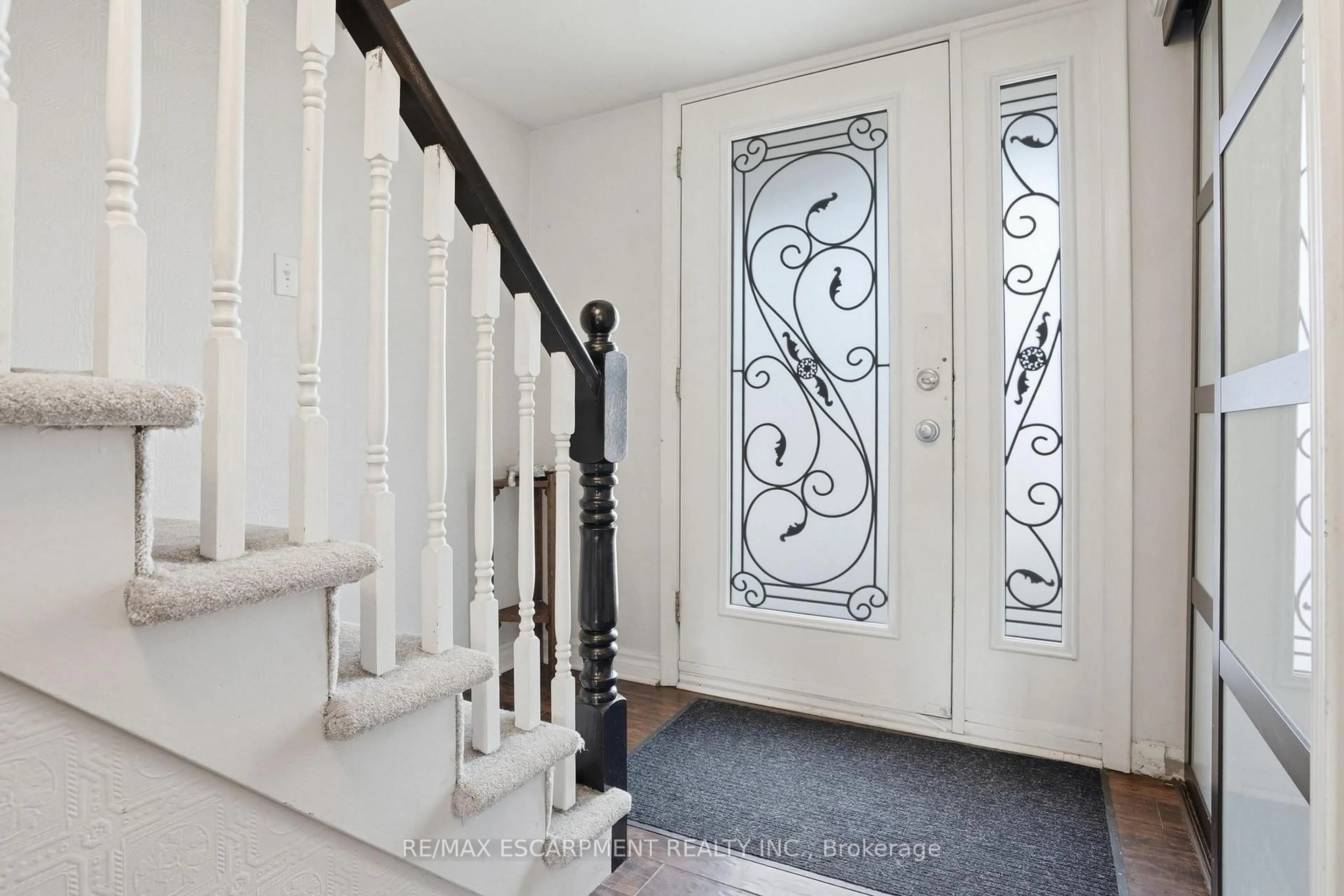 Indoor entryway for 65 Rolston Dr, Hamilton Ontario L9C 3X6