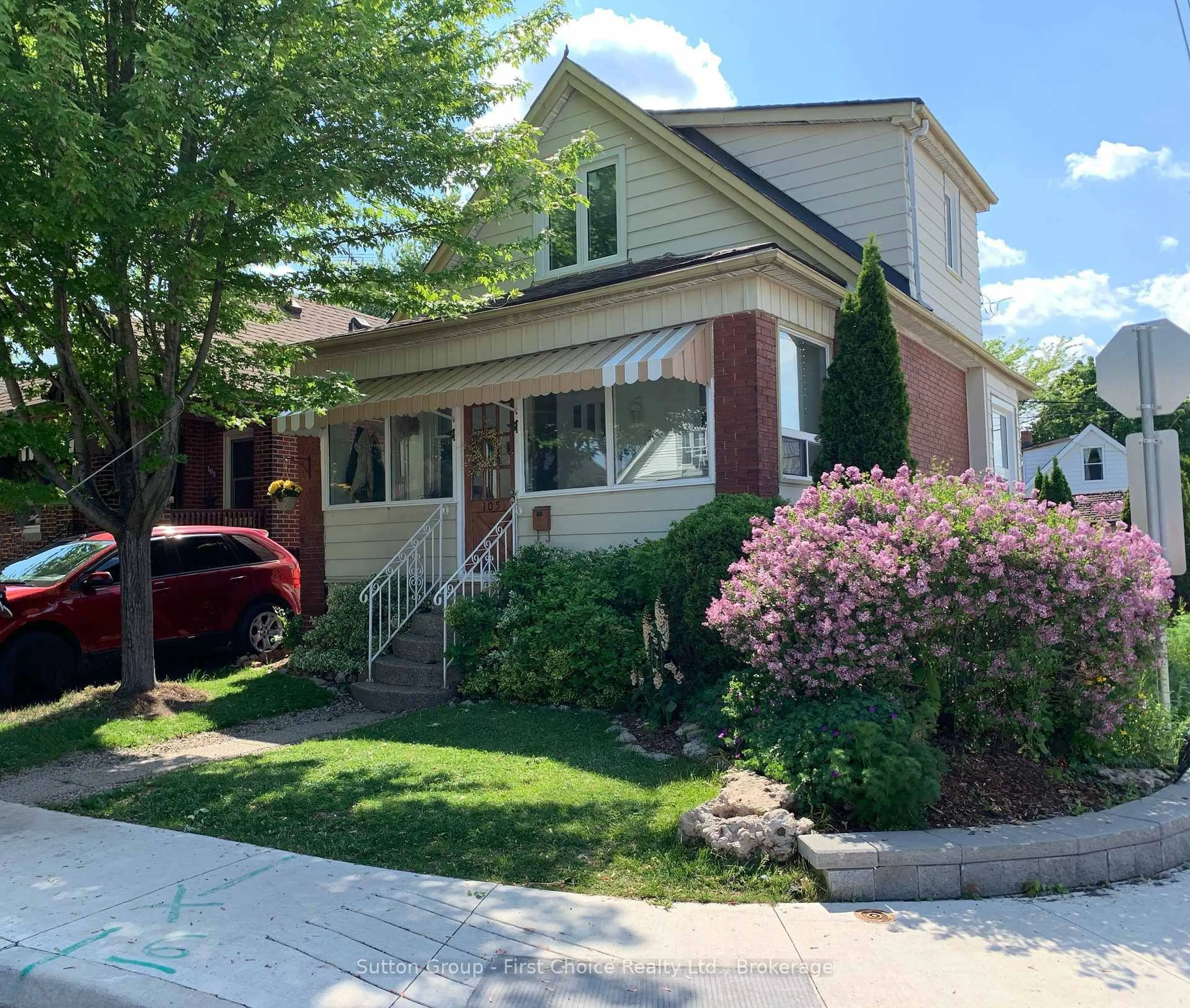 Home with vinyl exterior material, street for 105 Barons Ave, Hamilton Ontario L8H 5A5