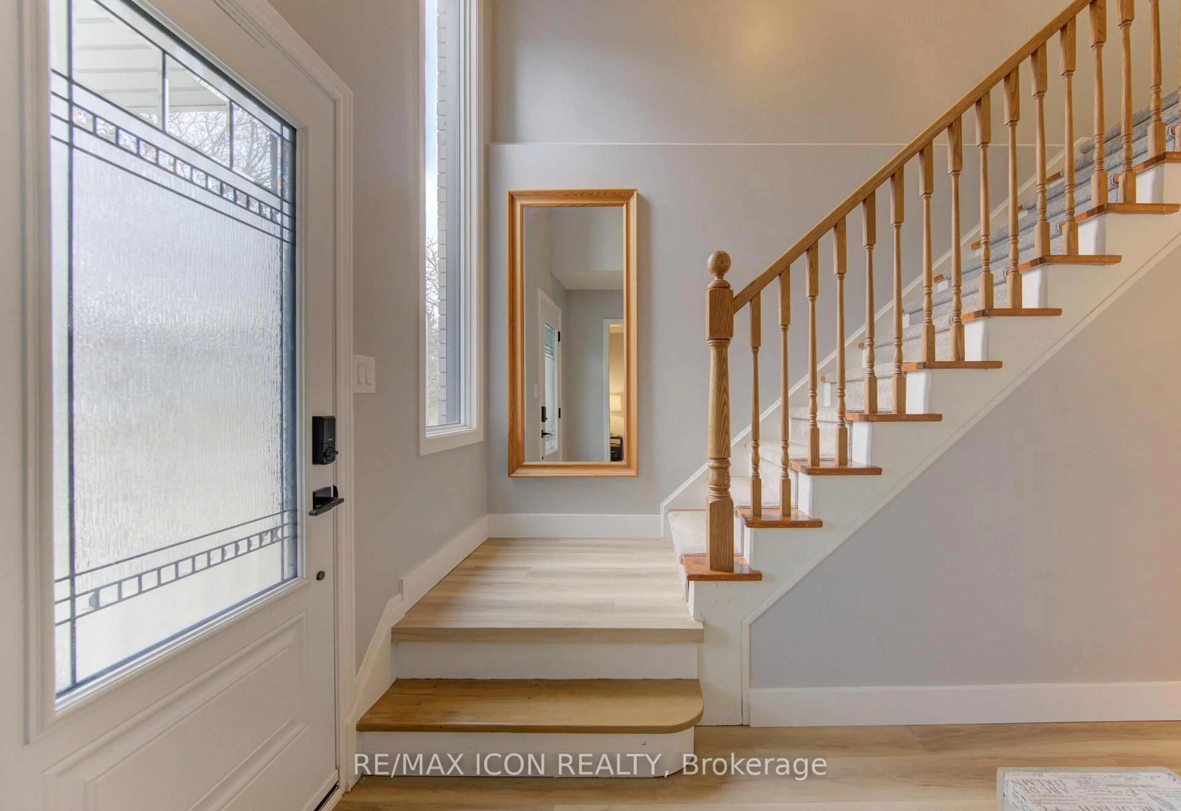 Indoor entryway for 113 Anvil St, Kitchener Ontario N2P 1Y1