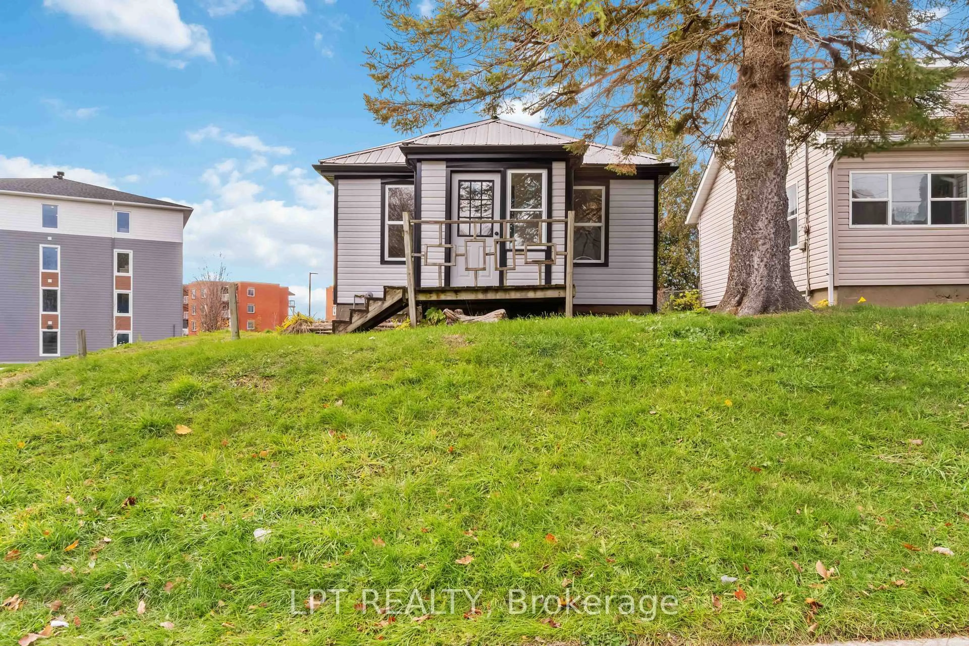 A pic from outside/outdoor area/front of a property/back of a property/a pic from drone, unknown for 222 Bartholomew St, Brockville Ontario K6V 2S6