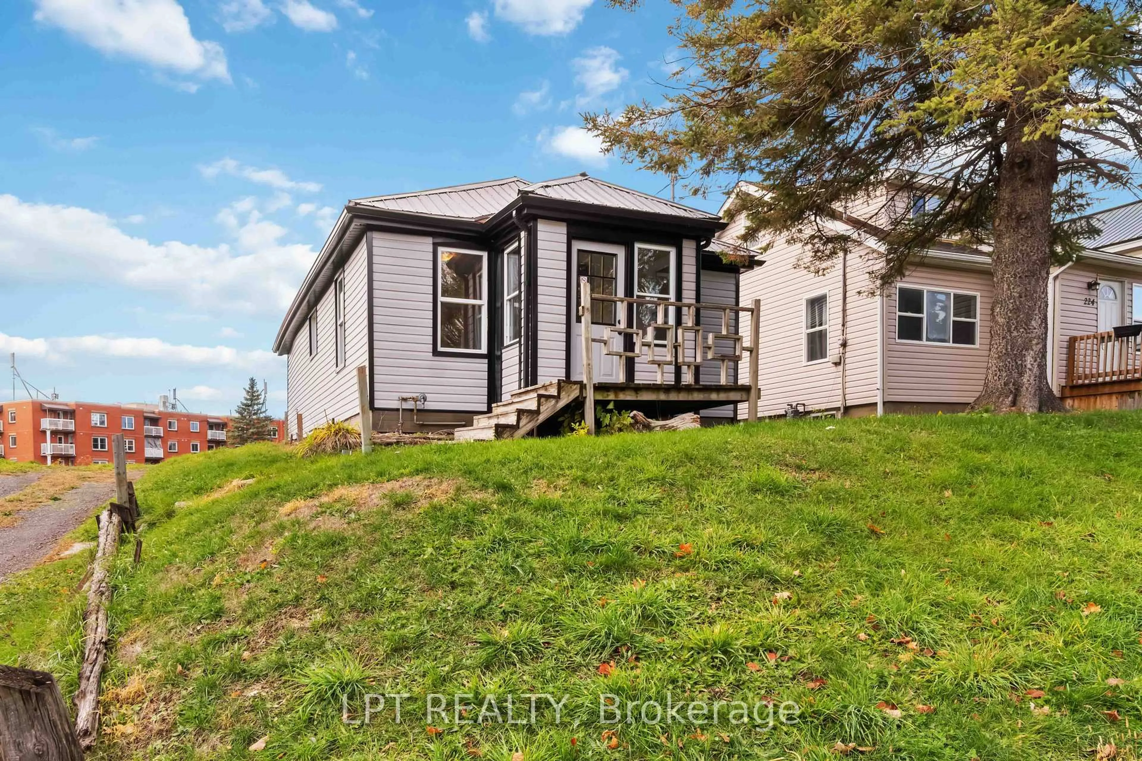 Home with vinyl exterior material, unknown for 222 Bartholomew St, Brockville Ontario K6V 2S6