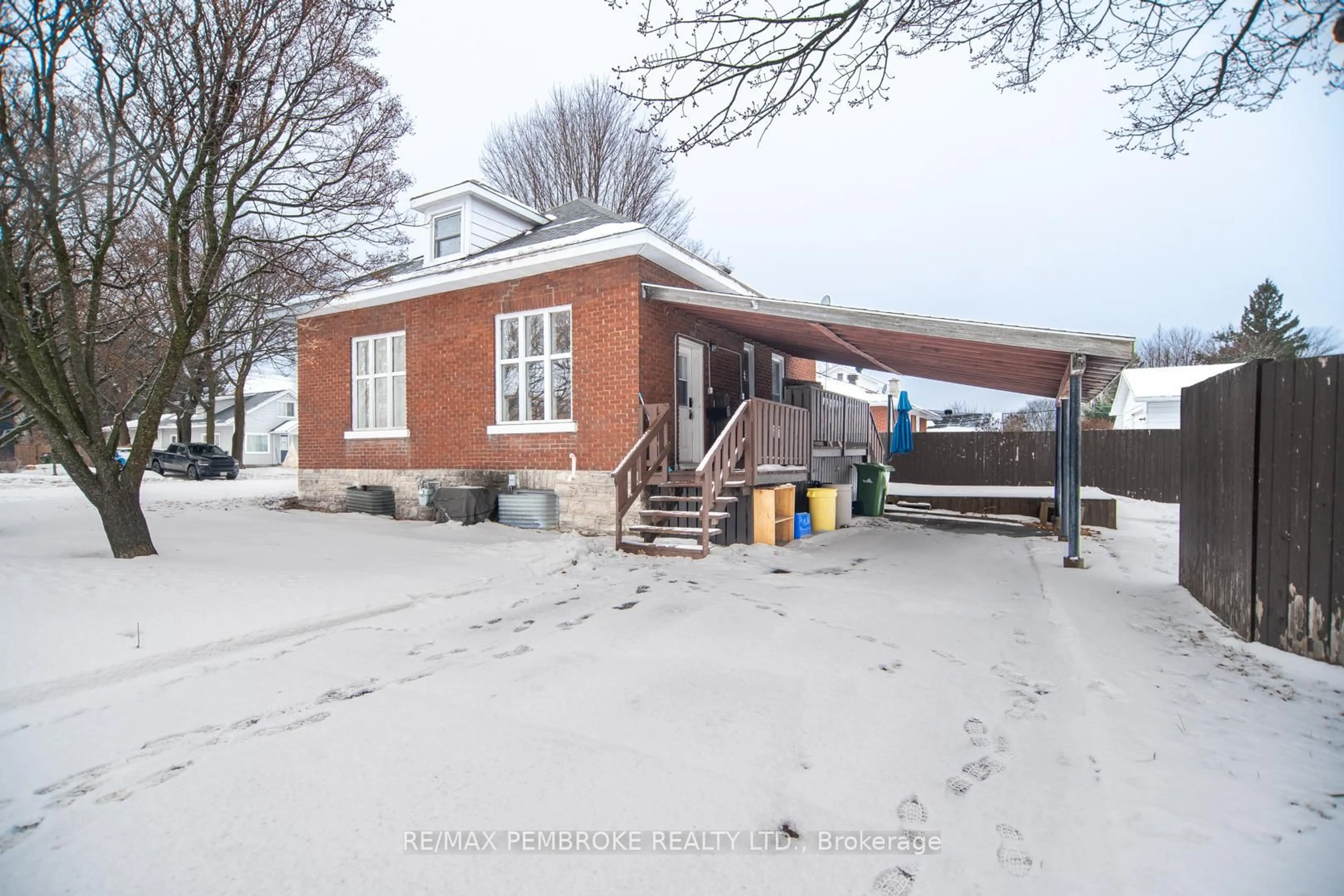 A pic from outside/outdoor area/front of a property/back of a property/a pic from drone, building for 359 Metcalfe St, Pembroke Ontario K8A 2W1