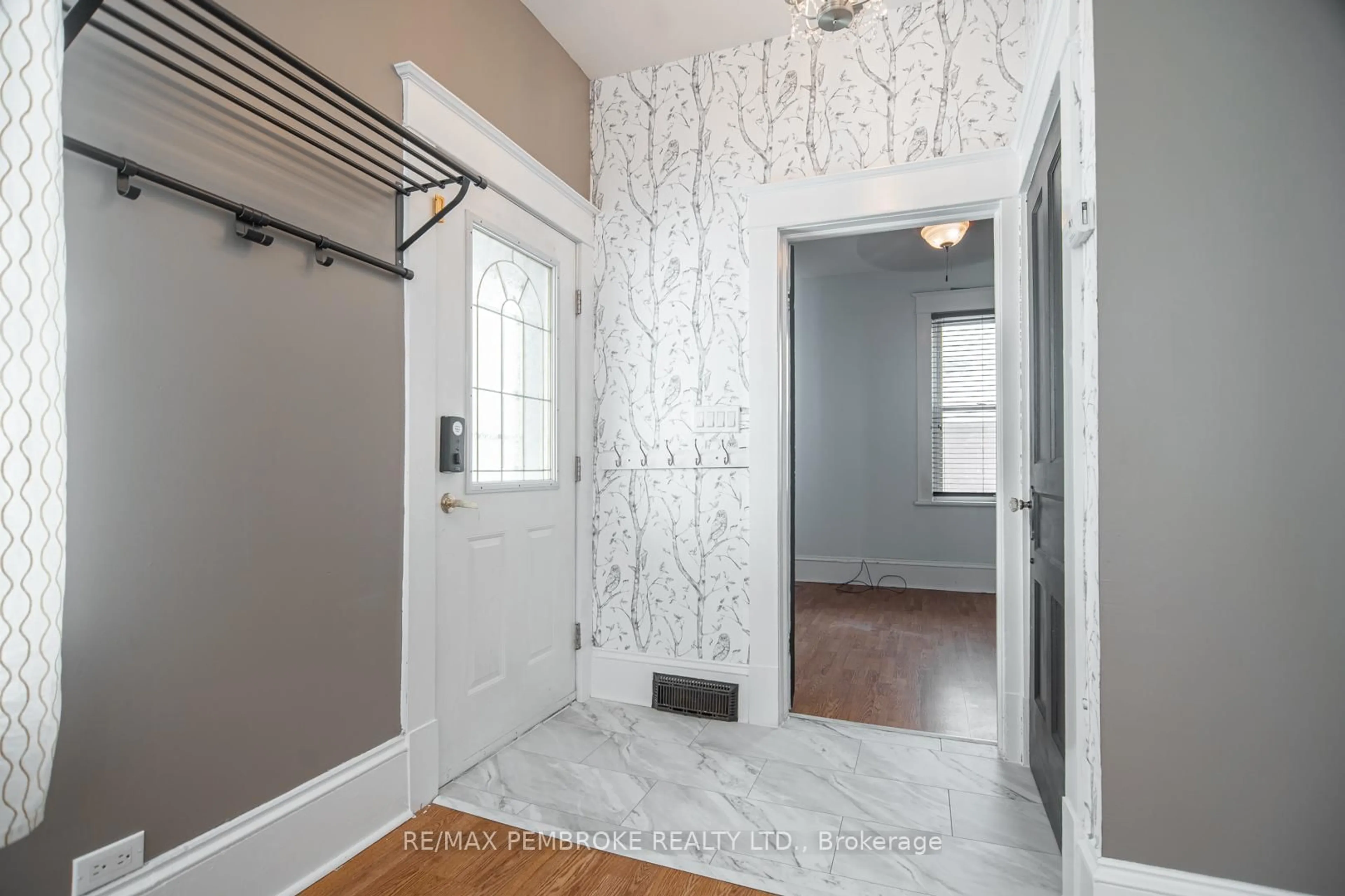 Indoor entryway for 359 Metcalfe St, Pembroke Ontario K8A 2W1