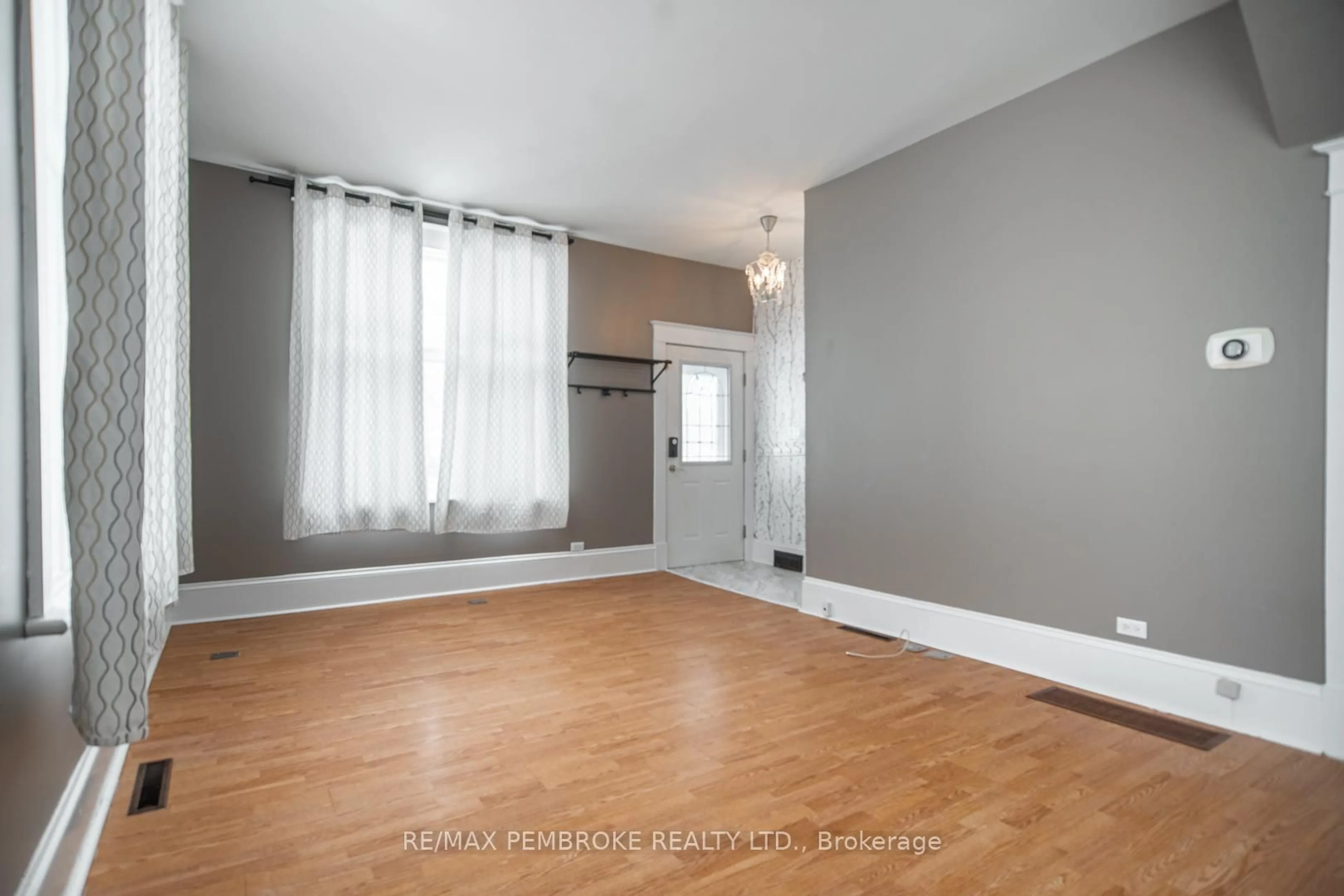 A pic of a room for 359 Metcalfe St, Pembroke Ontario K8A 2W1
