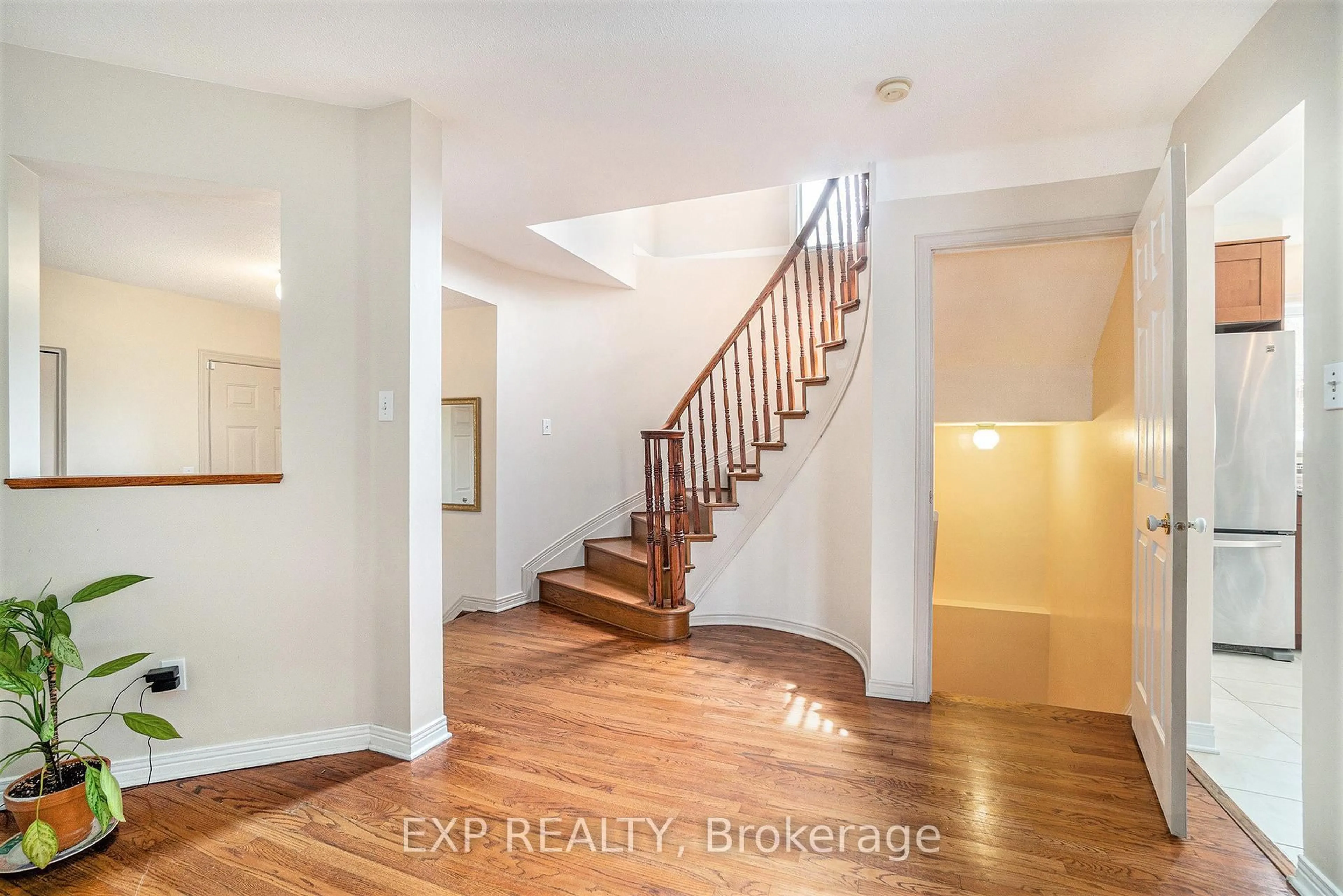 Indoor entryway for 29 Woodford Way, Ottawa Ontario K2J 4B9