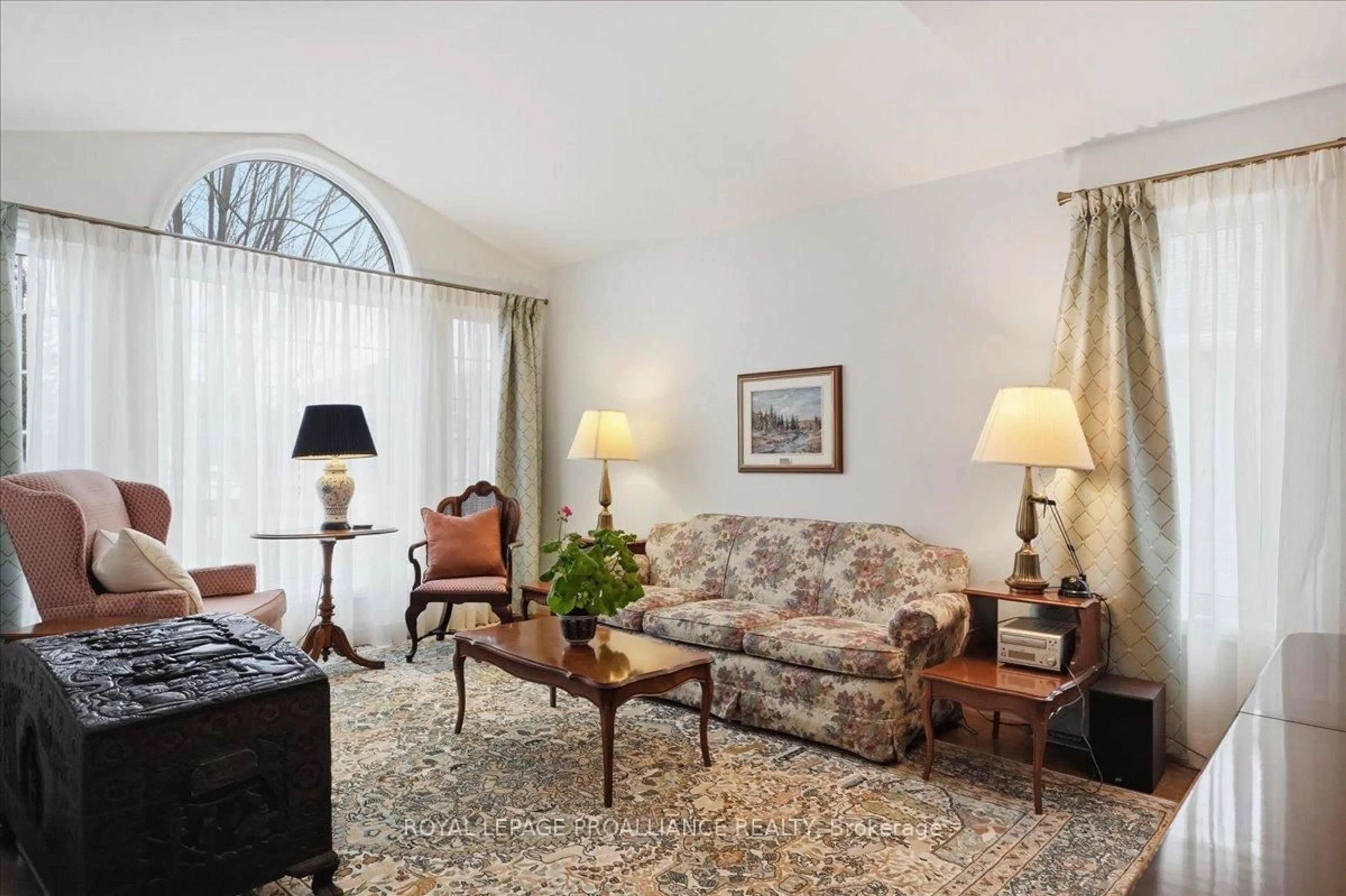 Living room with furniture, carpet floor for 12 Chelsea Cres, Belleville Ontario K8N 4Z5