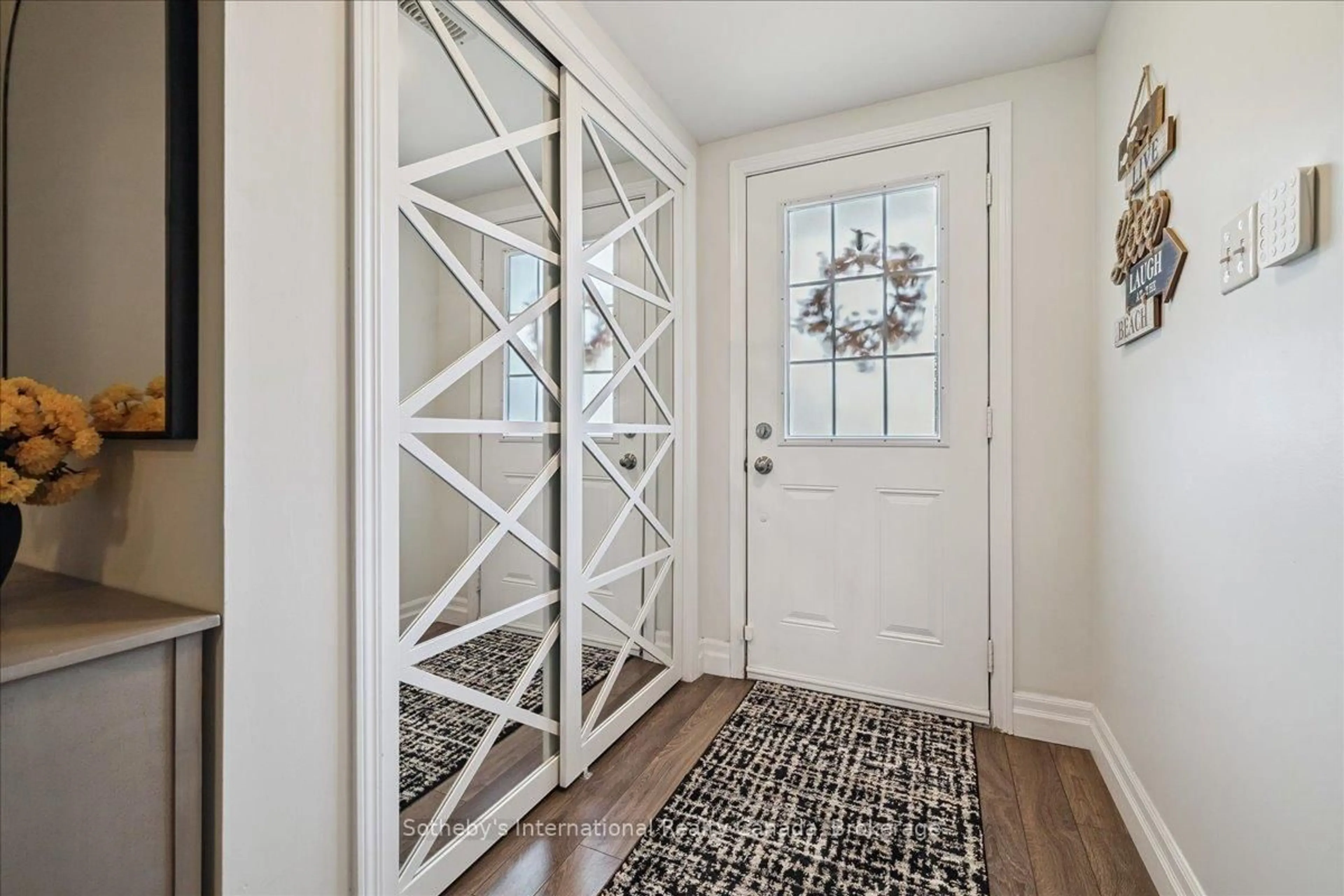 Indoor entryway for 470 Beach Blvd #69, Hamilton Ontario L8H 6X2