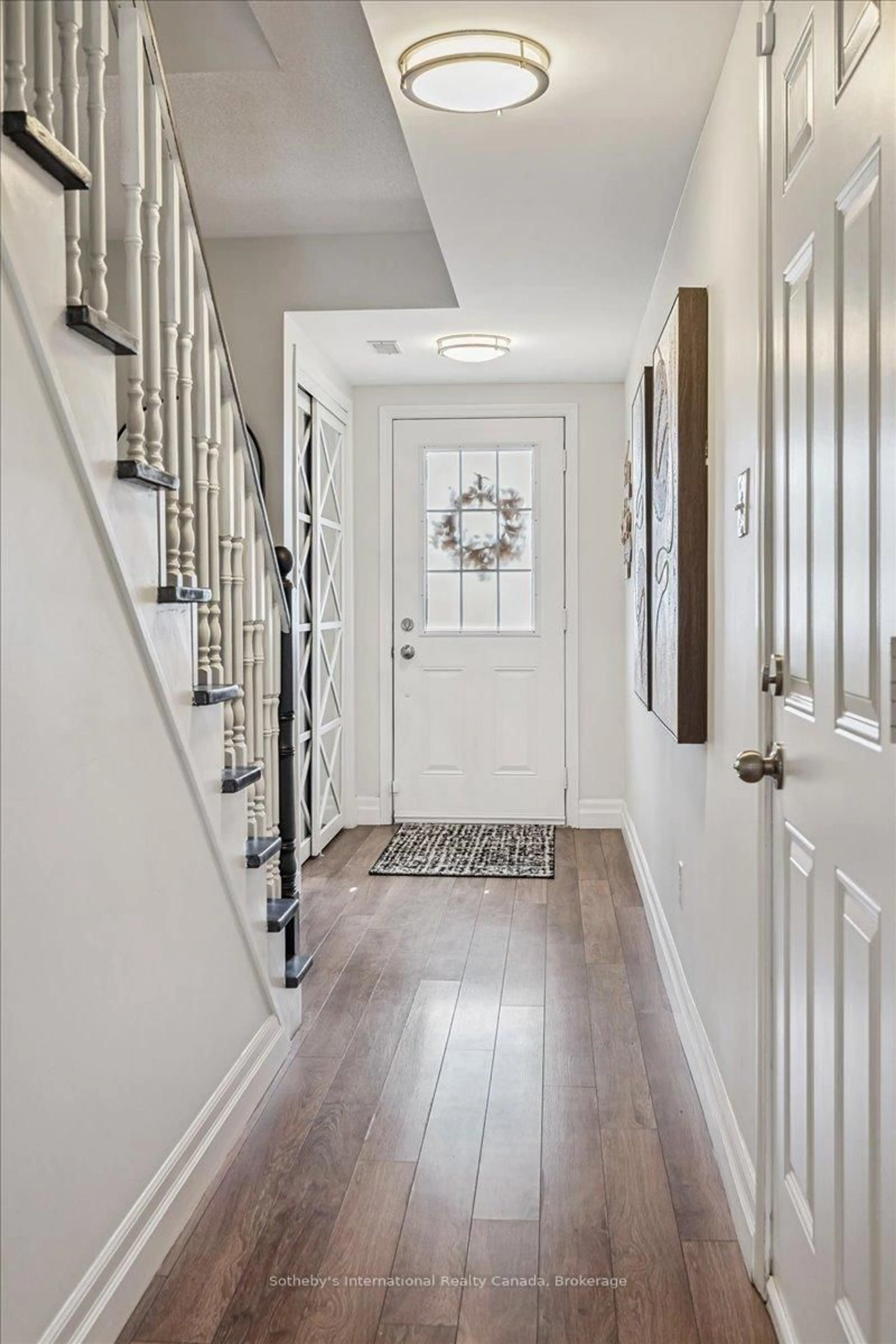 Indoor entryway for 470 Beach Blvd #69, Hamilton Ontario L8H 6X2